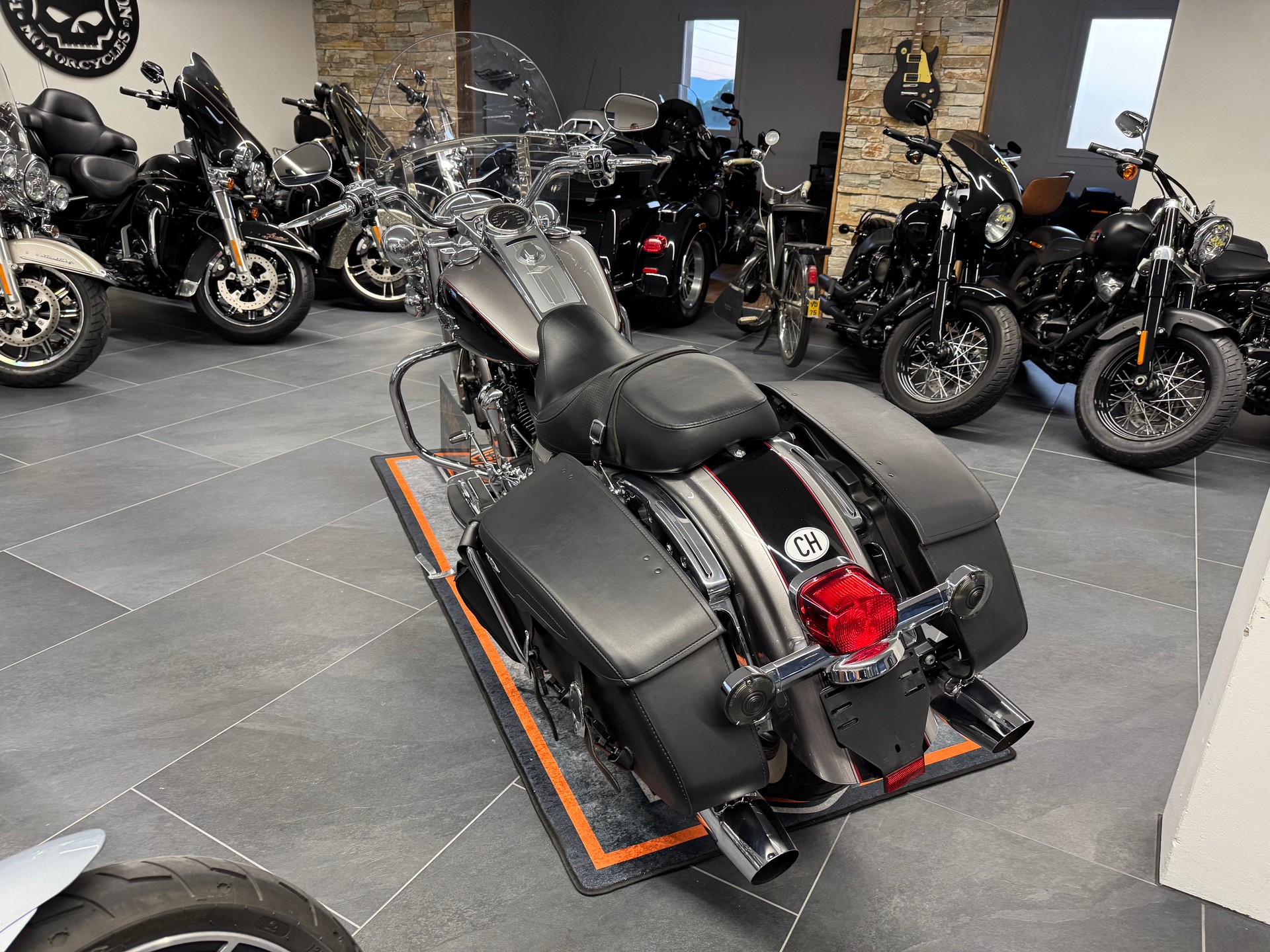 HARLEY-DAVIDSON FLHRC Road King Classic 107 ABS-image-6