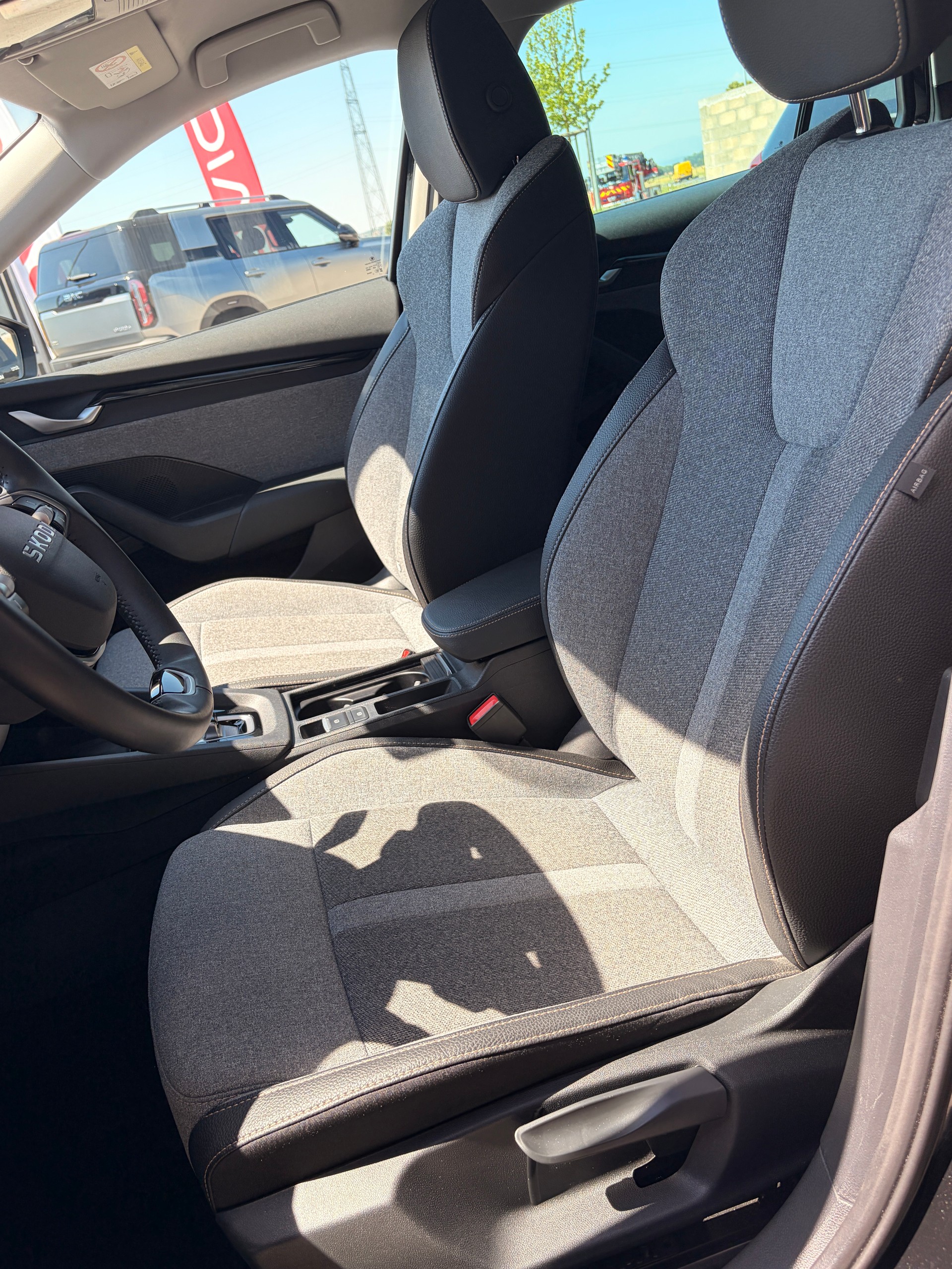 SKODA Octavia Combi 2.0 TDI DSG Selection-image-5