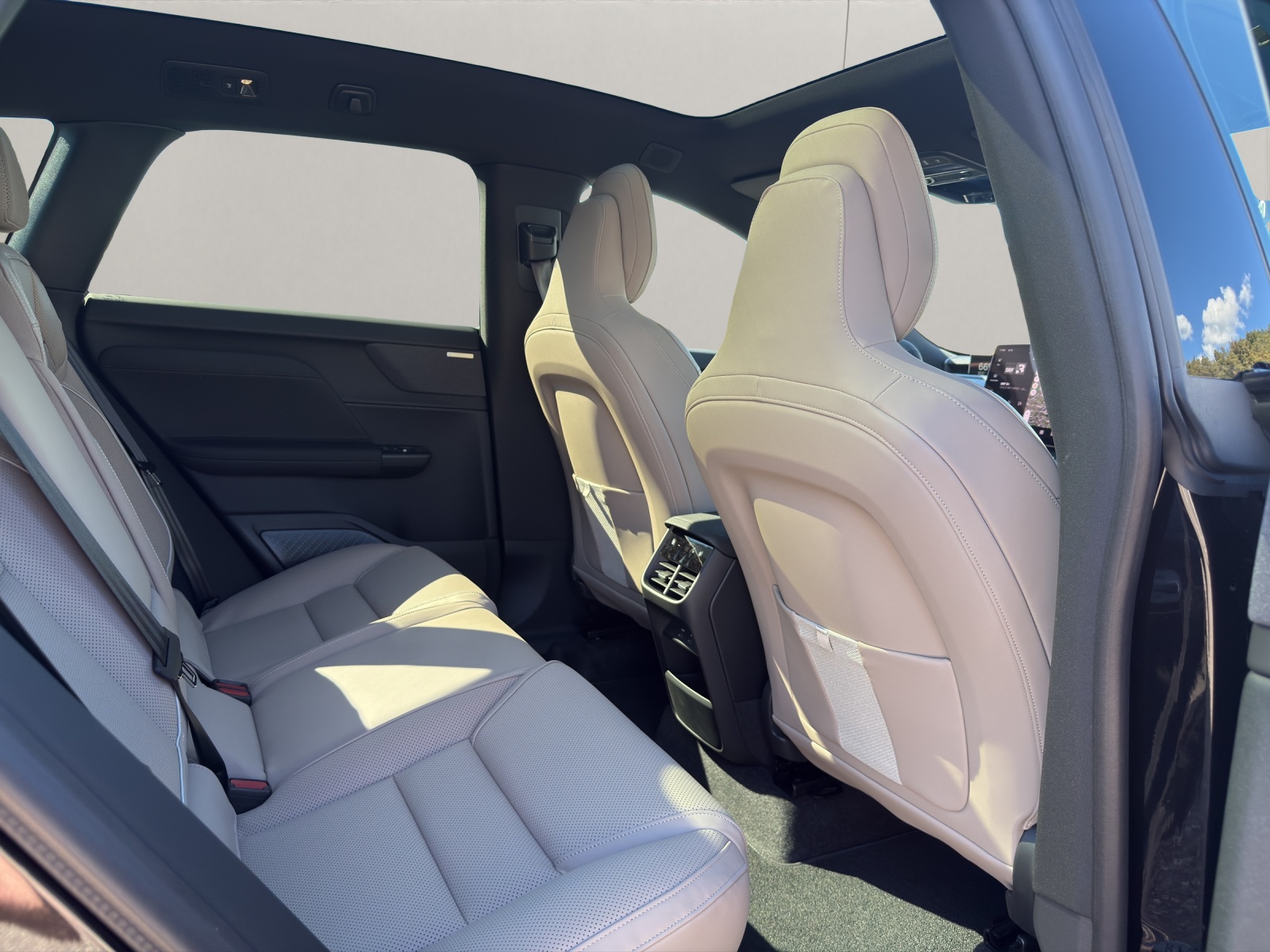 VOLVO EX60 Twin Ultra AWD .-image-12