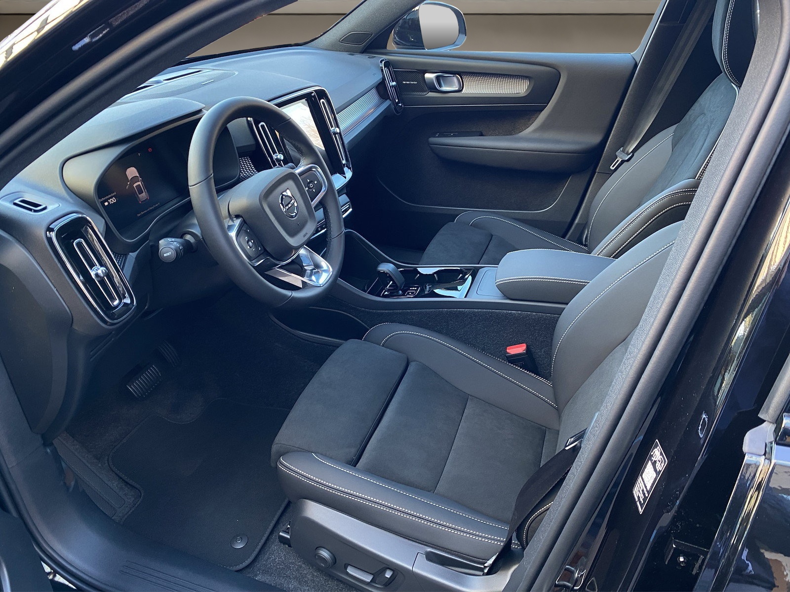 VOLVO EX40 Twin Black Edition AWD-image-8