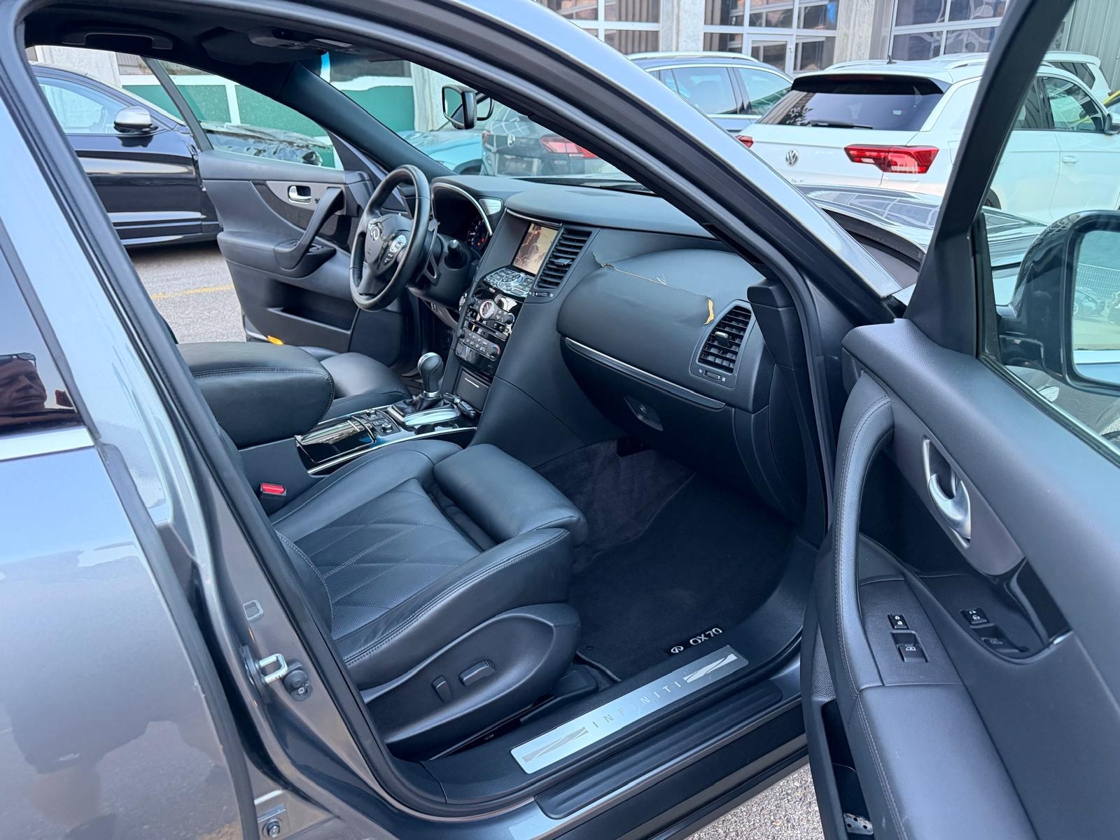 INFINITI QX70 5.0 S Premium AWD Automatic-image-11