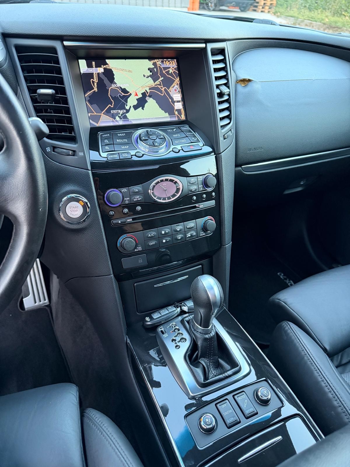 INFINITI QX70 5.0 S Premium AWD Automatic-image-13