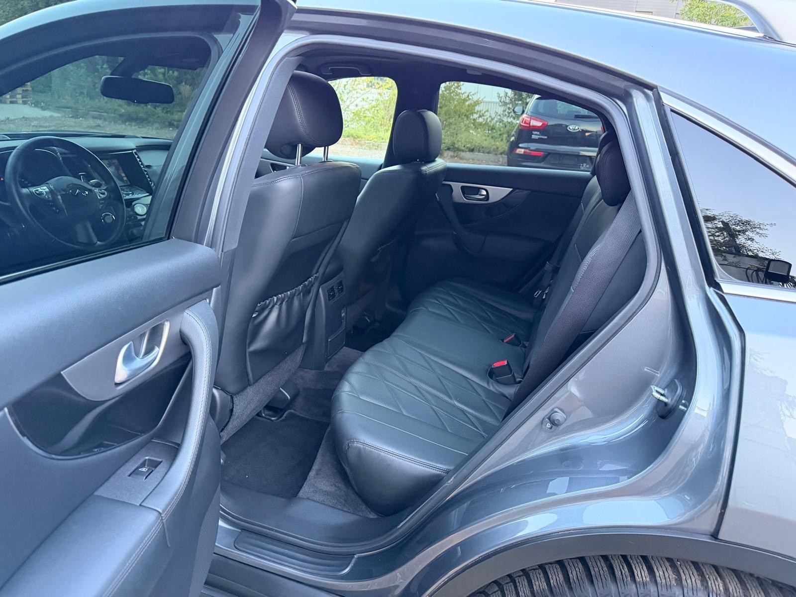 INFINITI QX70 5.0 S Premium AWD Automatic-image-9