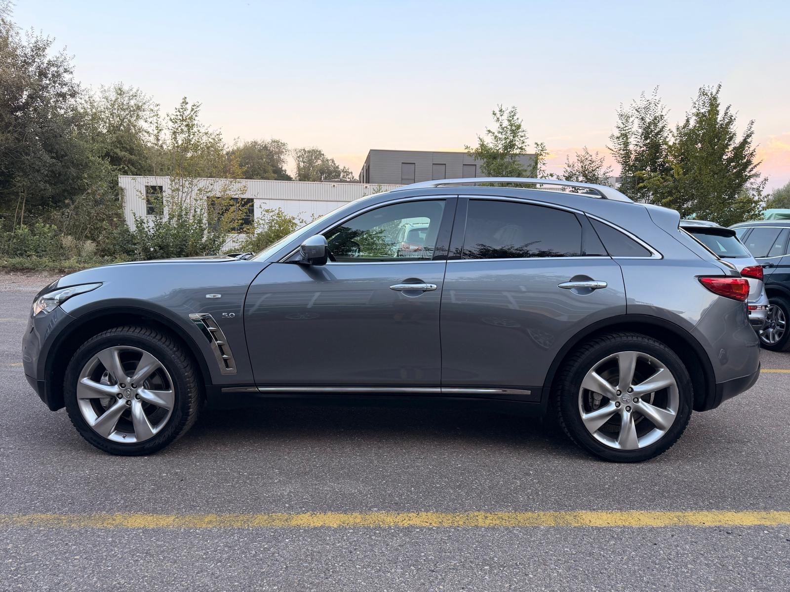 INFINITI QX70 5.0 S Premium AWD Automatic-image-2