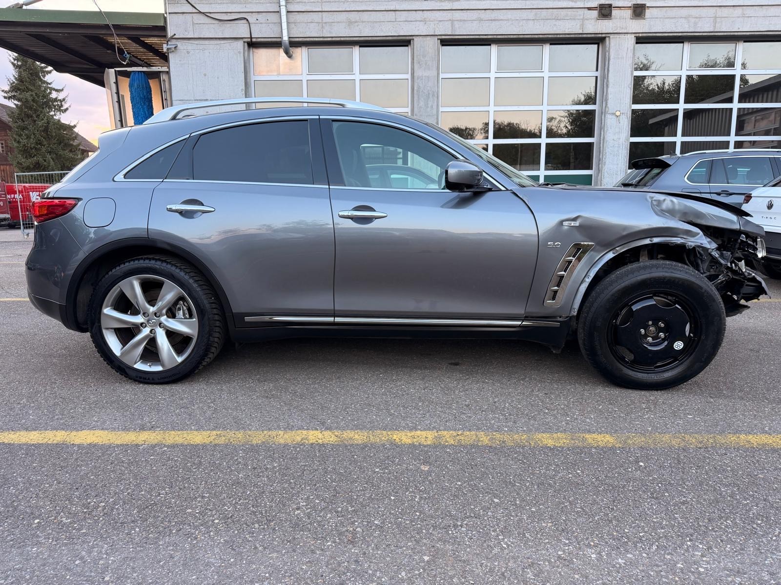 INFINITI QX70 5.0 S Premium AWD Automatic-image-5