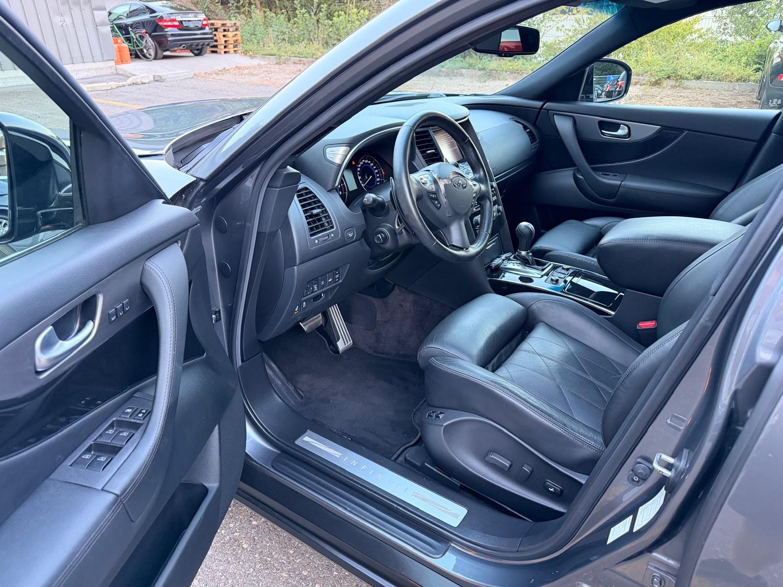 INFINITI QX70 5.0 S Premium AWD Automatic-image-8