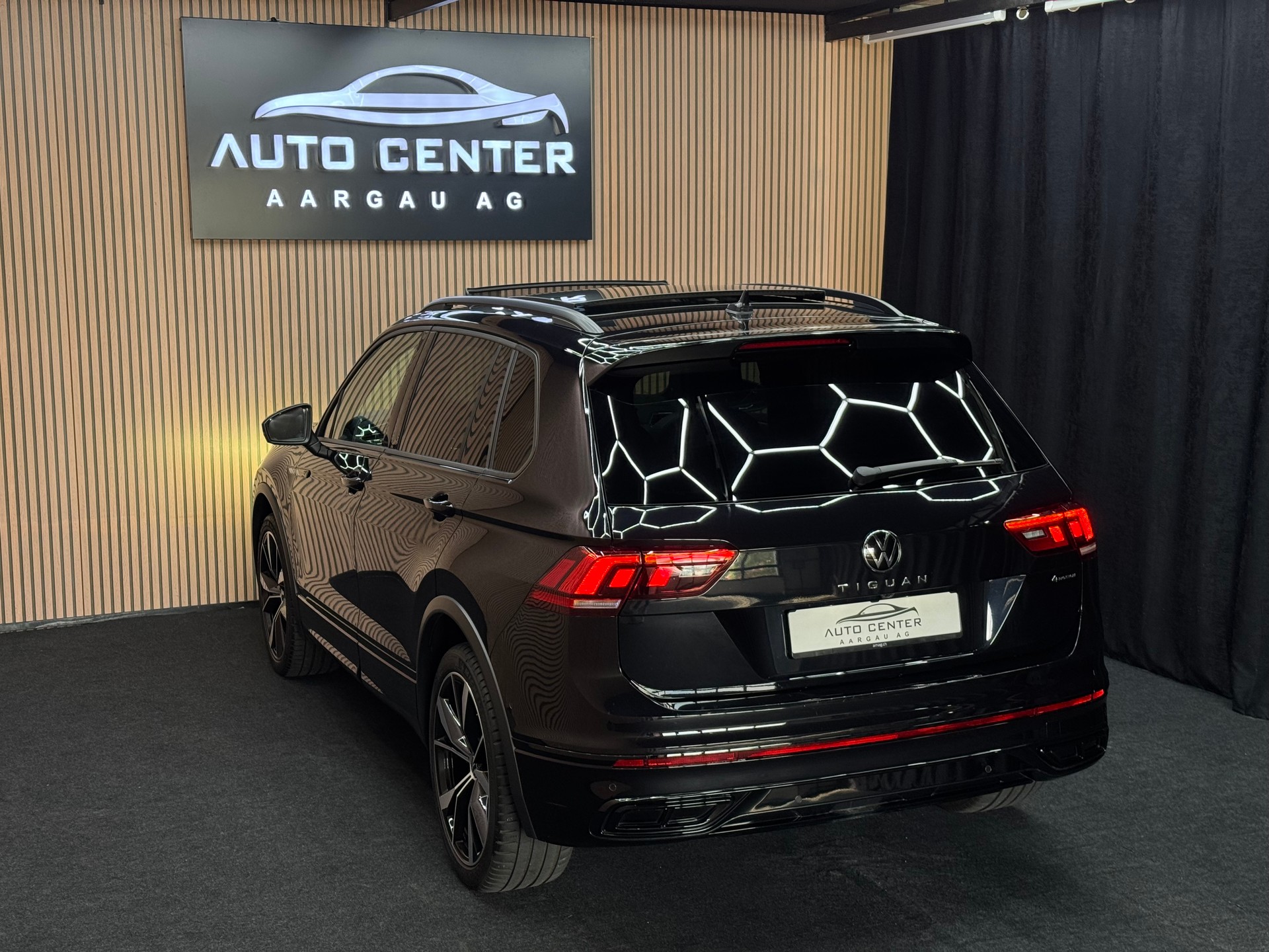 VW Tiguan 2.0 TSI R-Line DSG *ab CHF 249.-/ Monat*-showroom-element-3