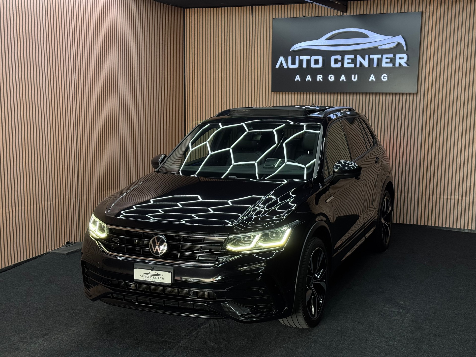 VW Tiguan 2.0 TSI R-Line DSG *ab CHF 249.-/ Monat*-showroom-element-2
