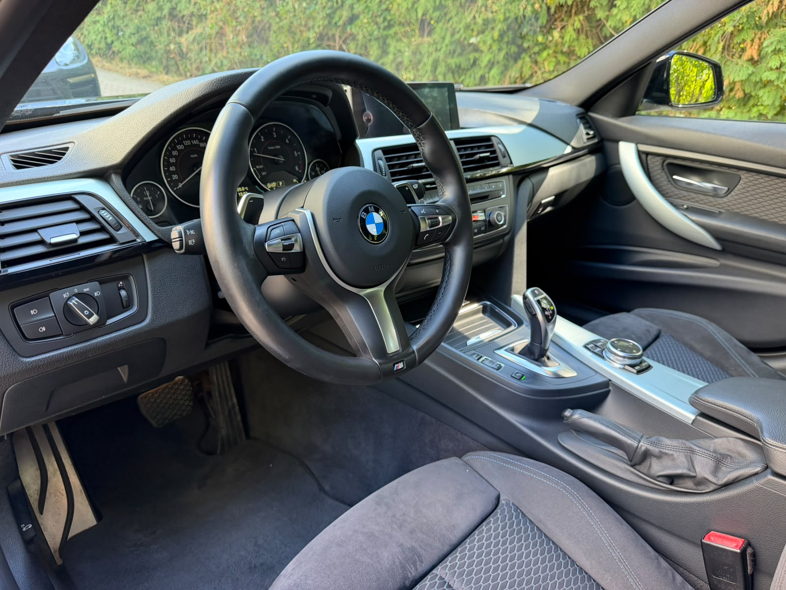 BMW 320d xDrive Touring M Sport Steptronic-image-10