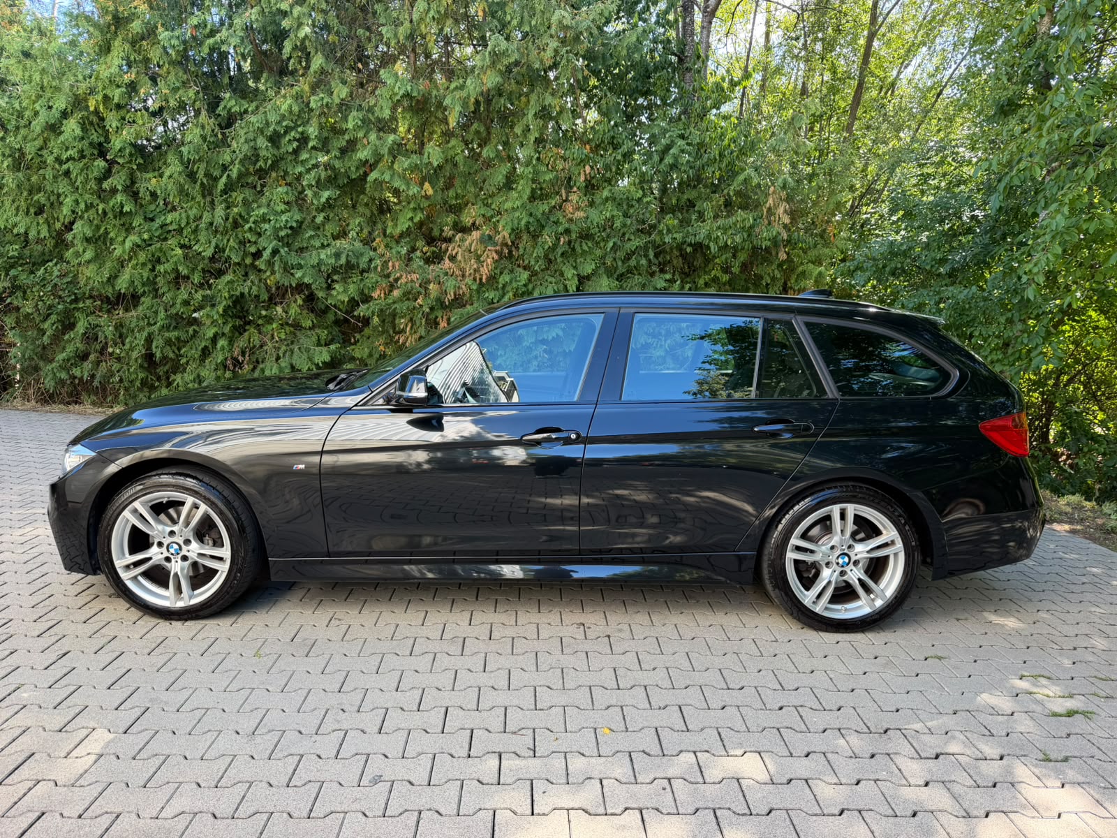 BMW 320d xDrive Touring M Sport Steptronic-showroom-element-1