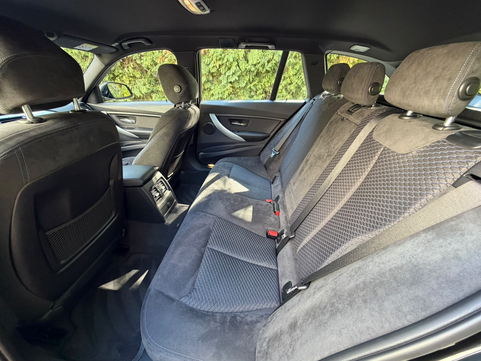 BMW 320d xDrive Touring M Sport Steptronic-image-12