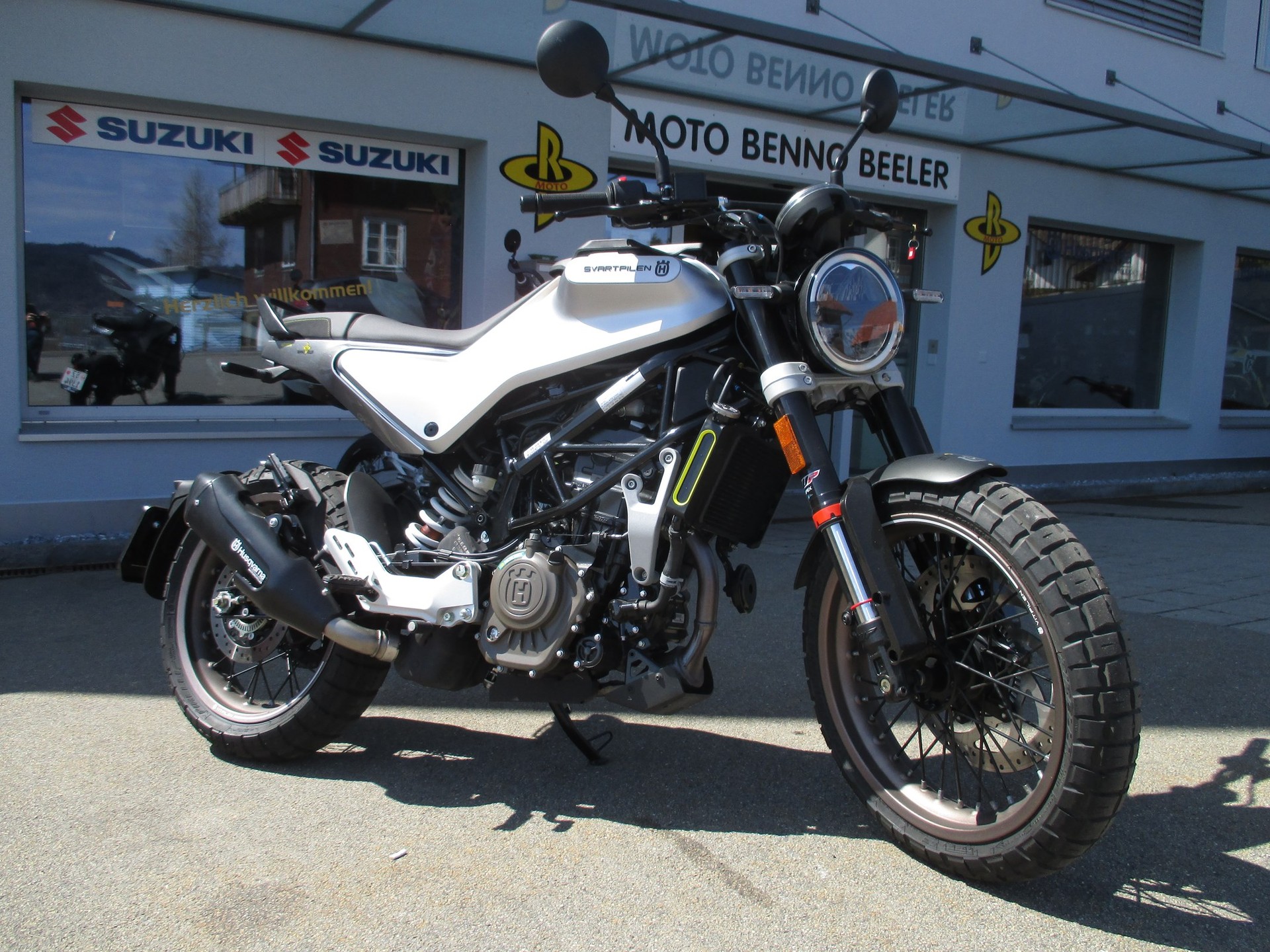 HUSQVARNA Svartpilen 125-image-1