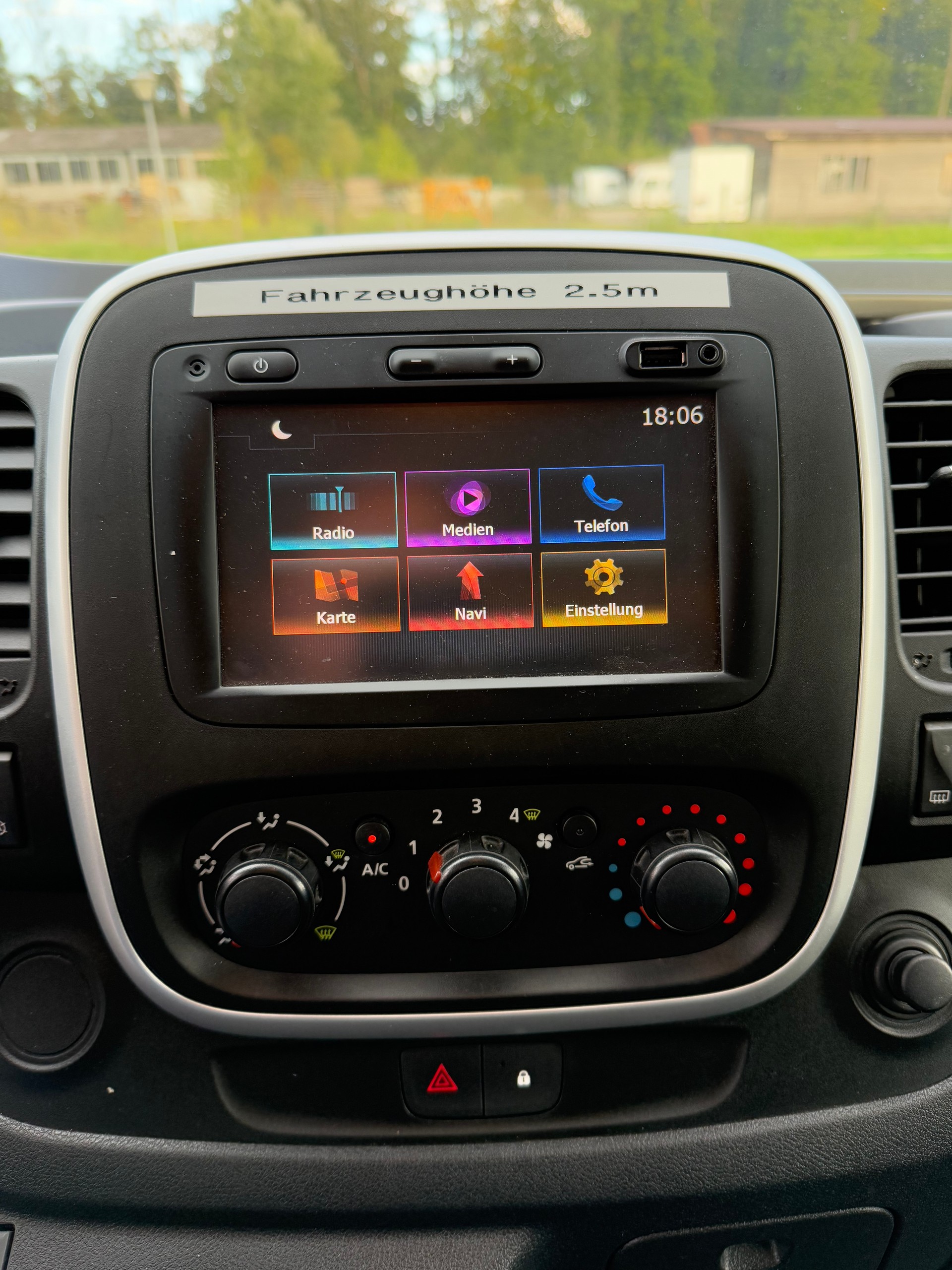 RENAULT Trafic 1.6 ENERGY TwinT. dCi145 2.9t Business L2H2-image-11