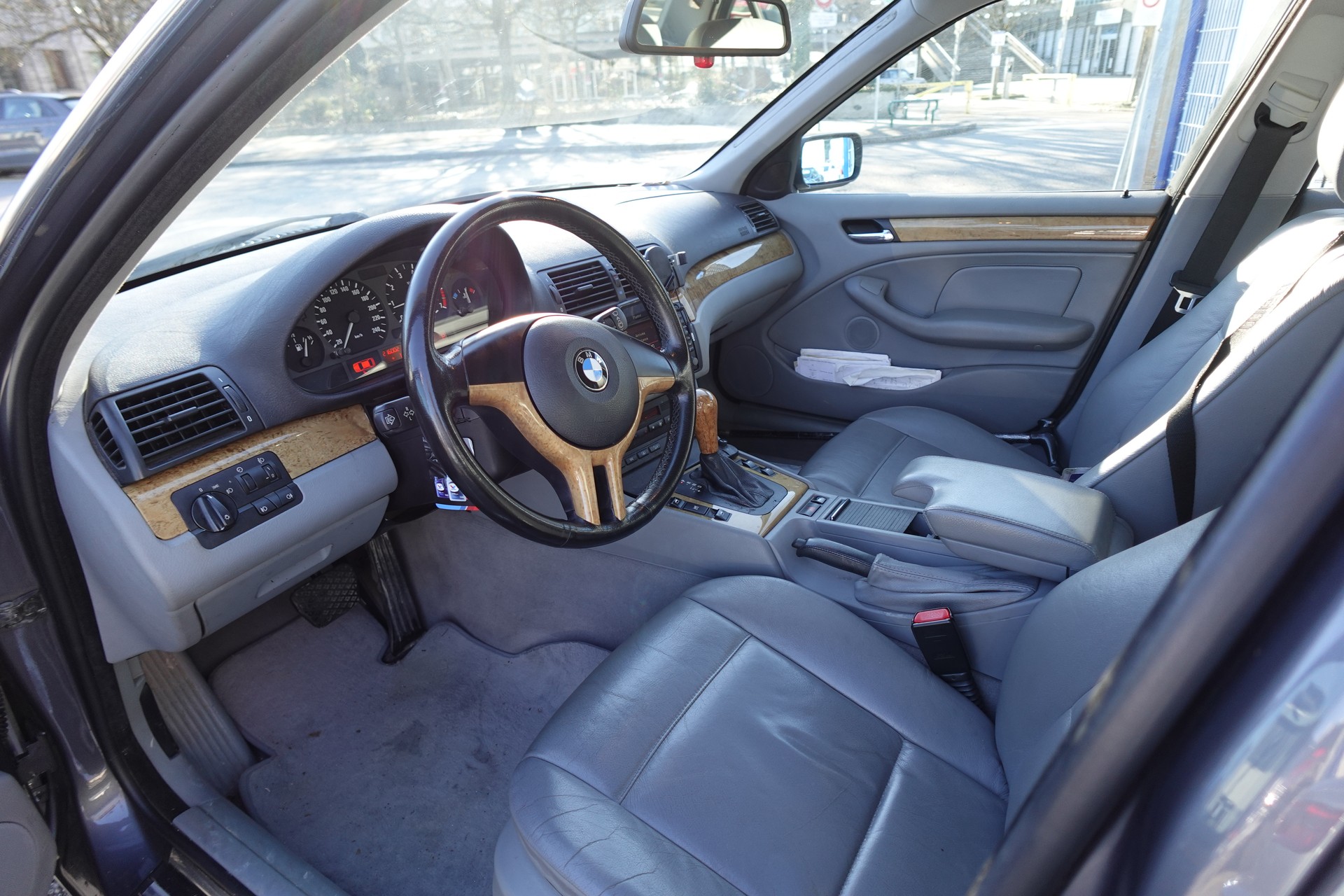 BMW 325xi-image-4