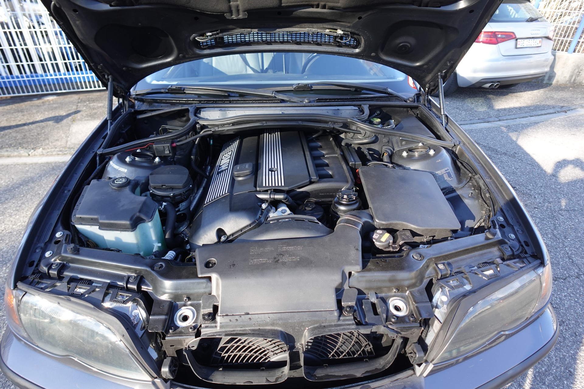 BMW 325xi-image-13