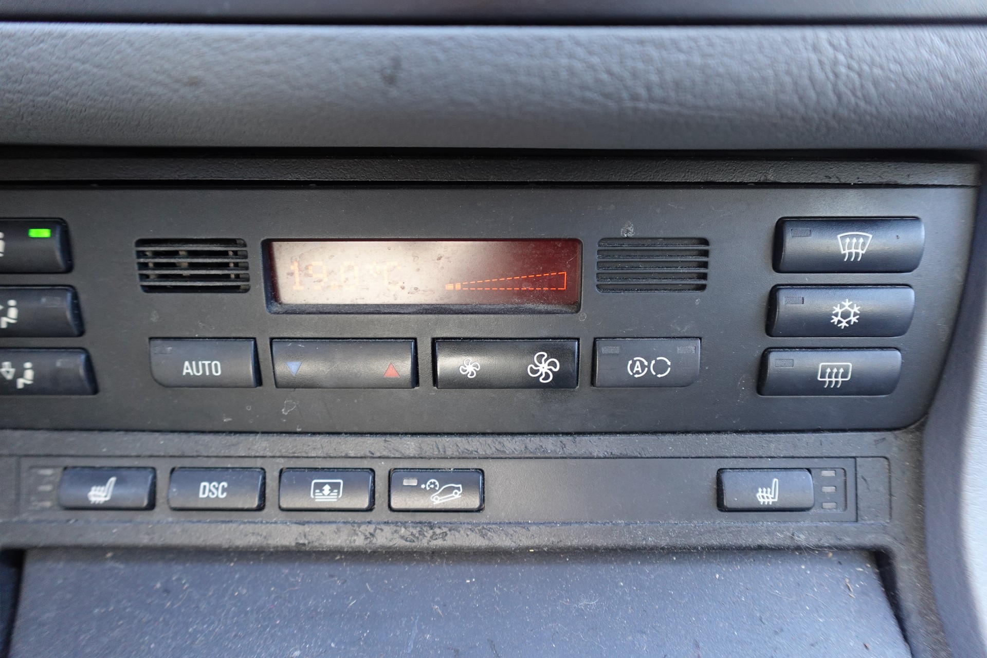 BMW 325xi-image-10