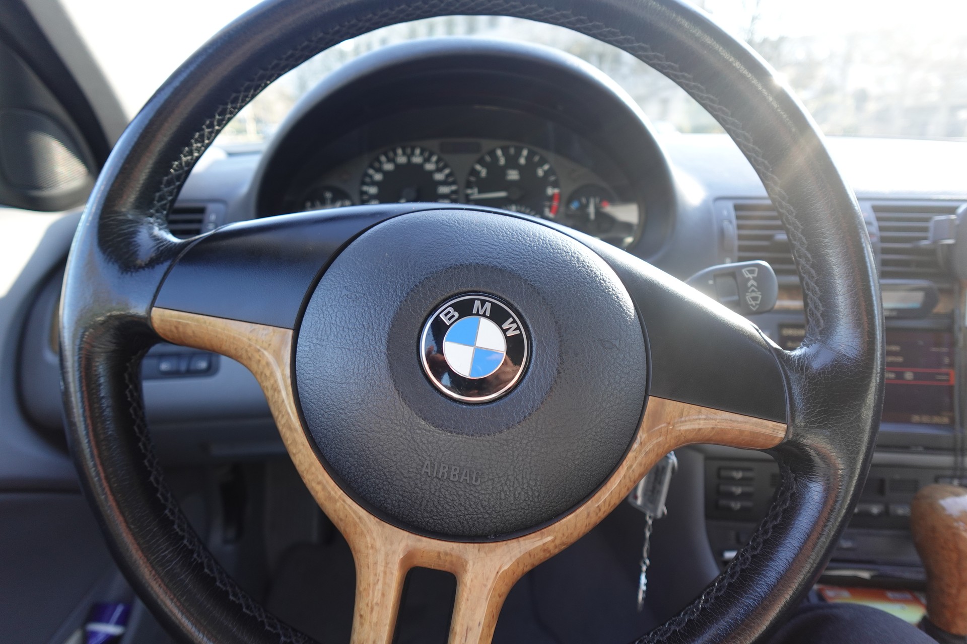 BMW 325xi-image-7