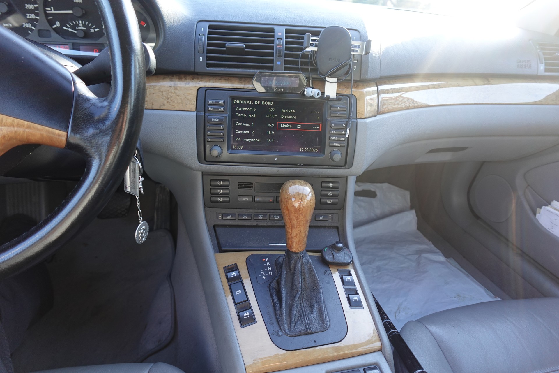 BMW 325xi-image-9
