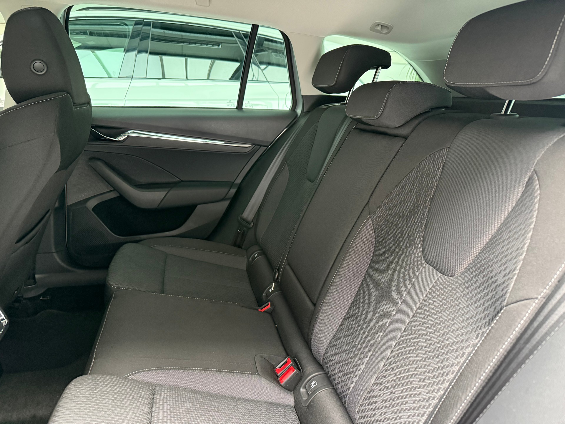 SKODA Octavia Combi 2.0 TDI DSG Style-image-11