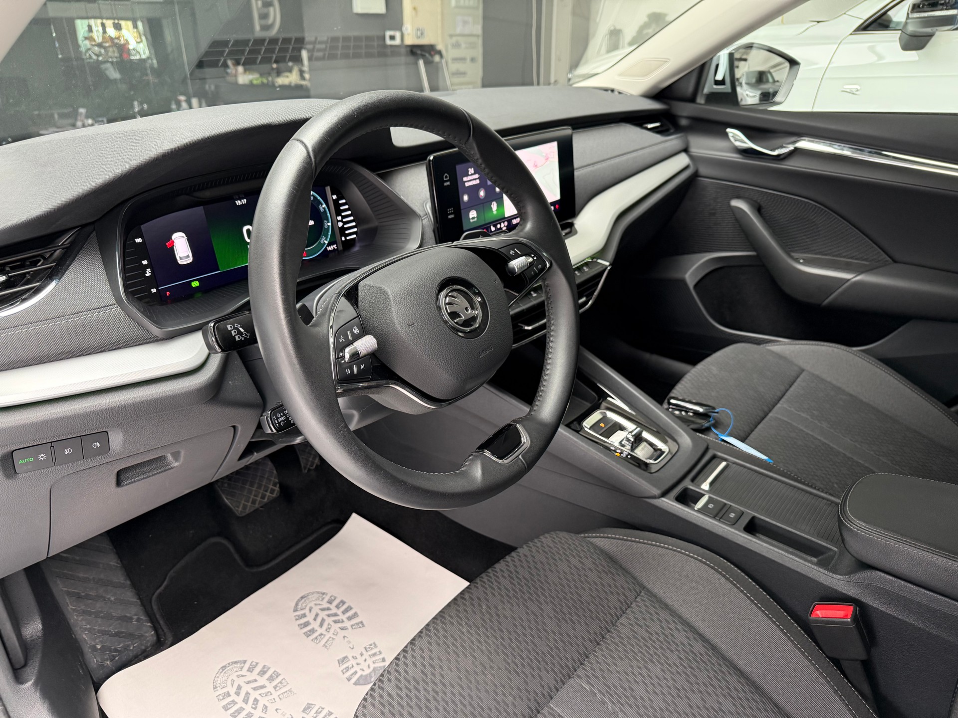 SKODA Octavia Combi 2.0 TDI DSG Style-image-10