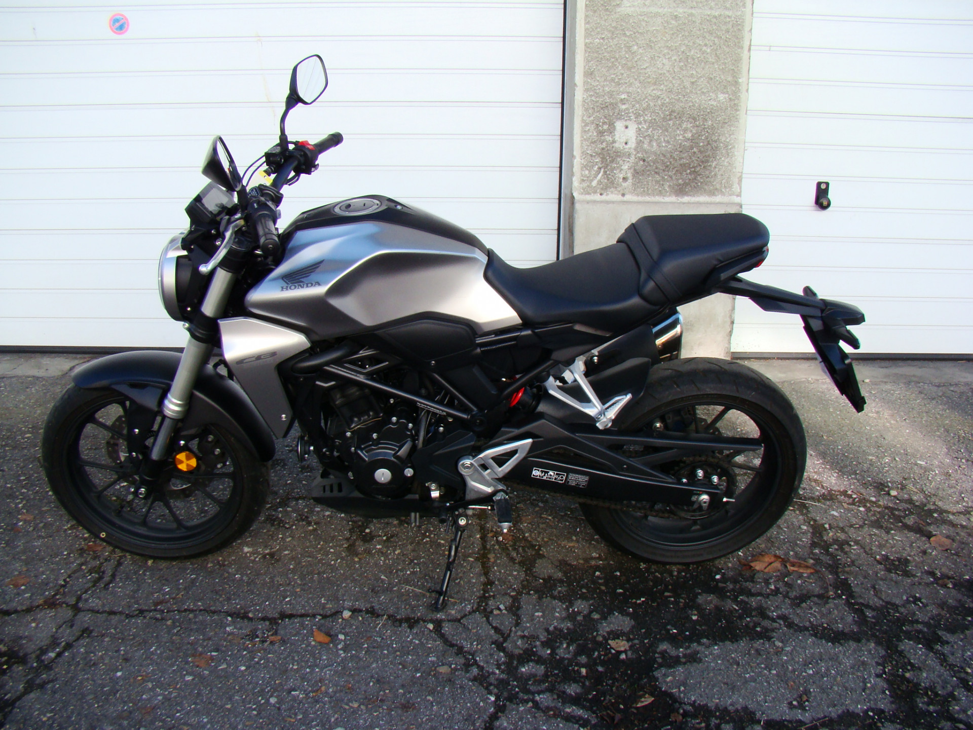 HONDA CB 300 R-image-0