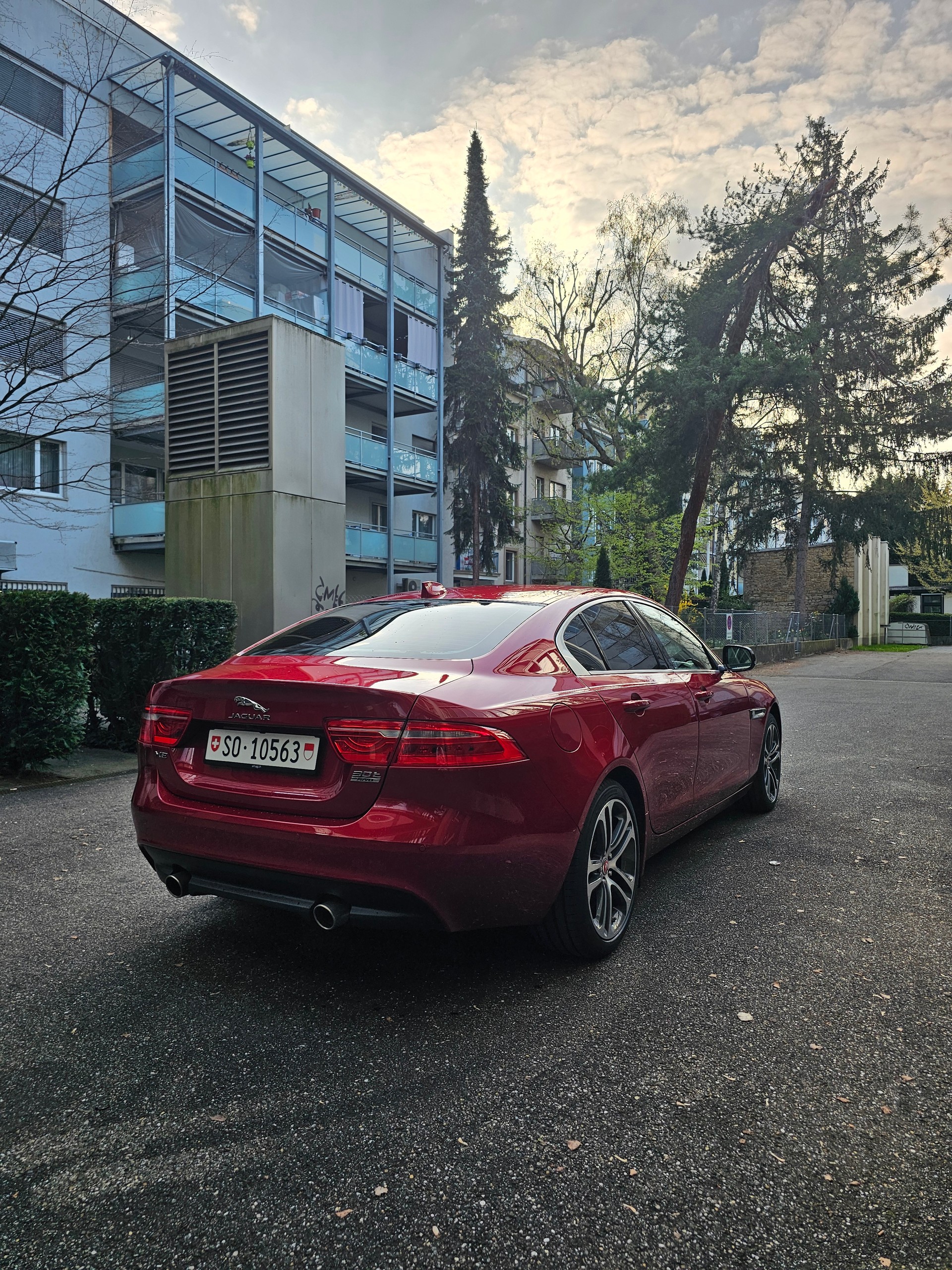 JAGUAR XE 30t 2.0 Portfolio AWD Automatic | Sternenhimmel-image-4