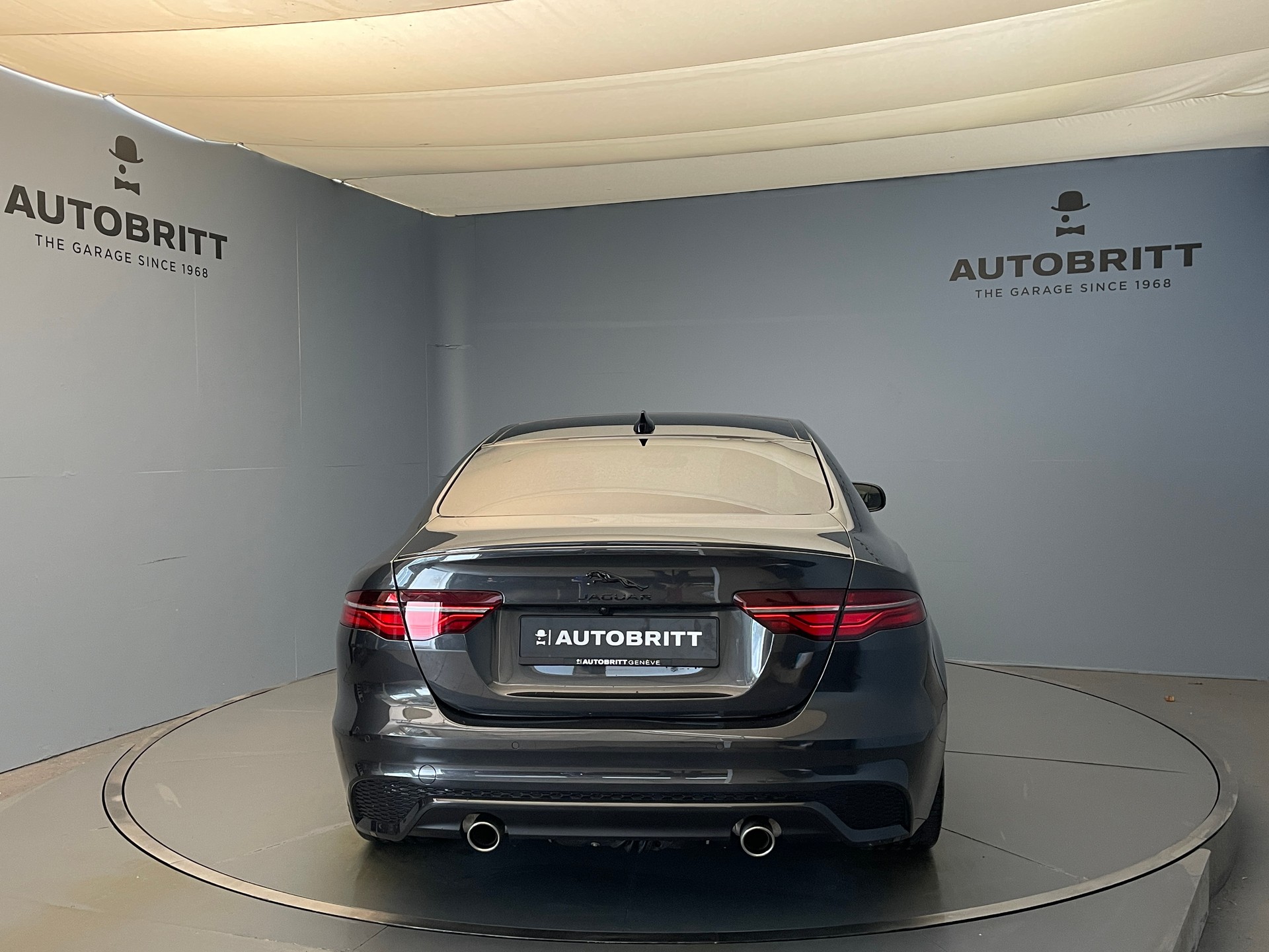 JAGUAR XE 2.0 T 300 Sport AWD-image-4