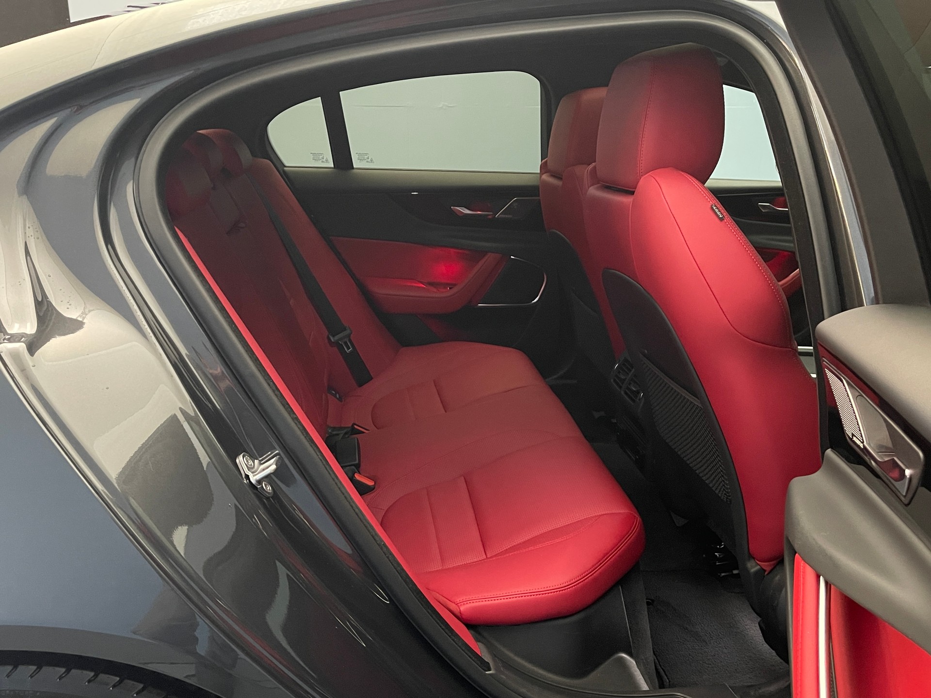 JAGUAR XE 2.0 T 300 Sport AWD-image-10