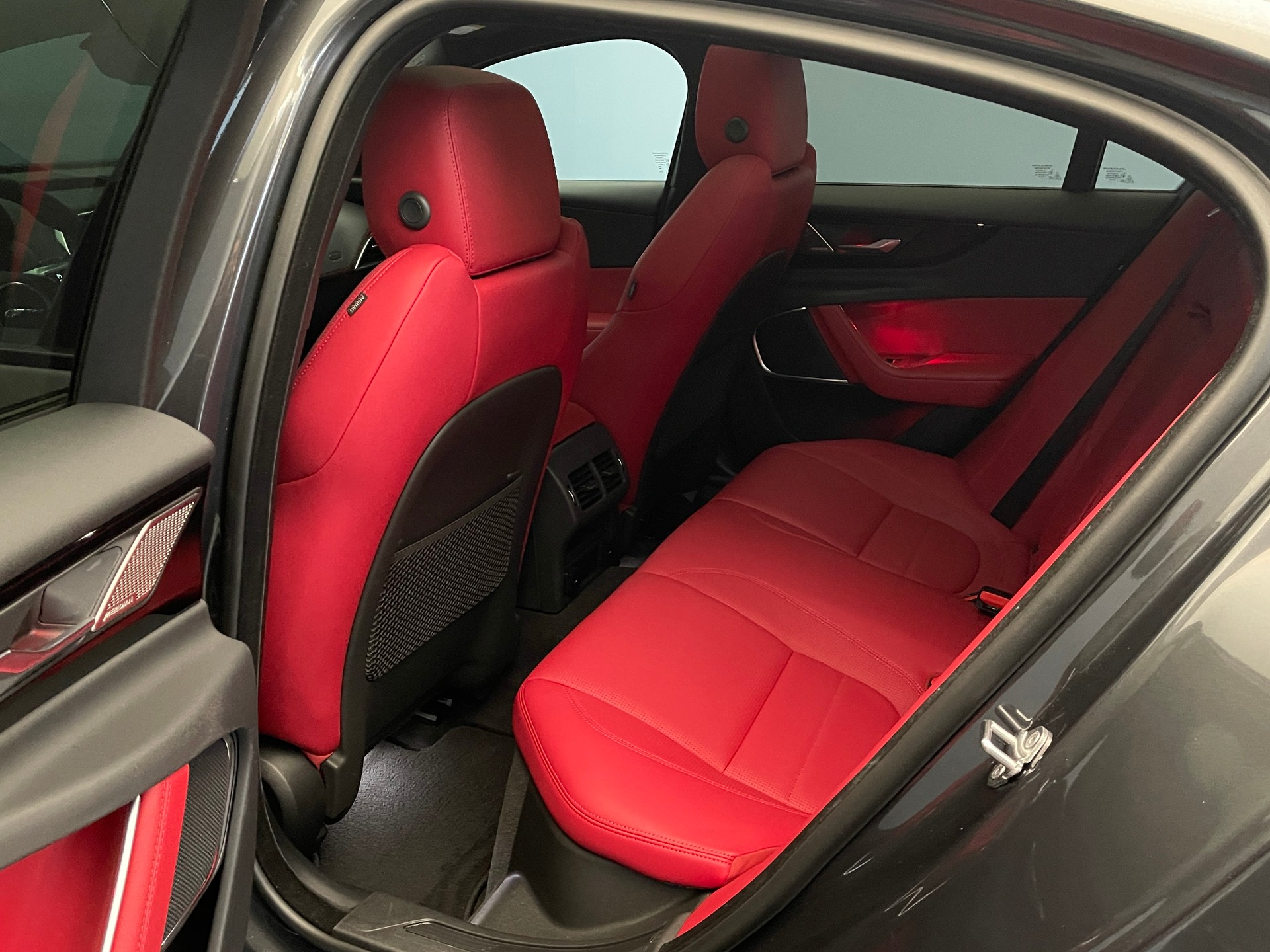 JAGUAR XE 2.0 T 300 Sport AWD-image-9
