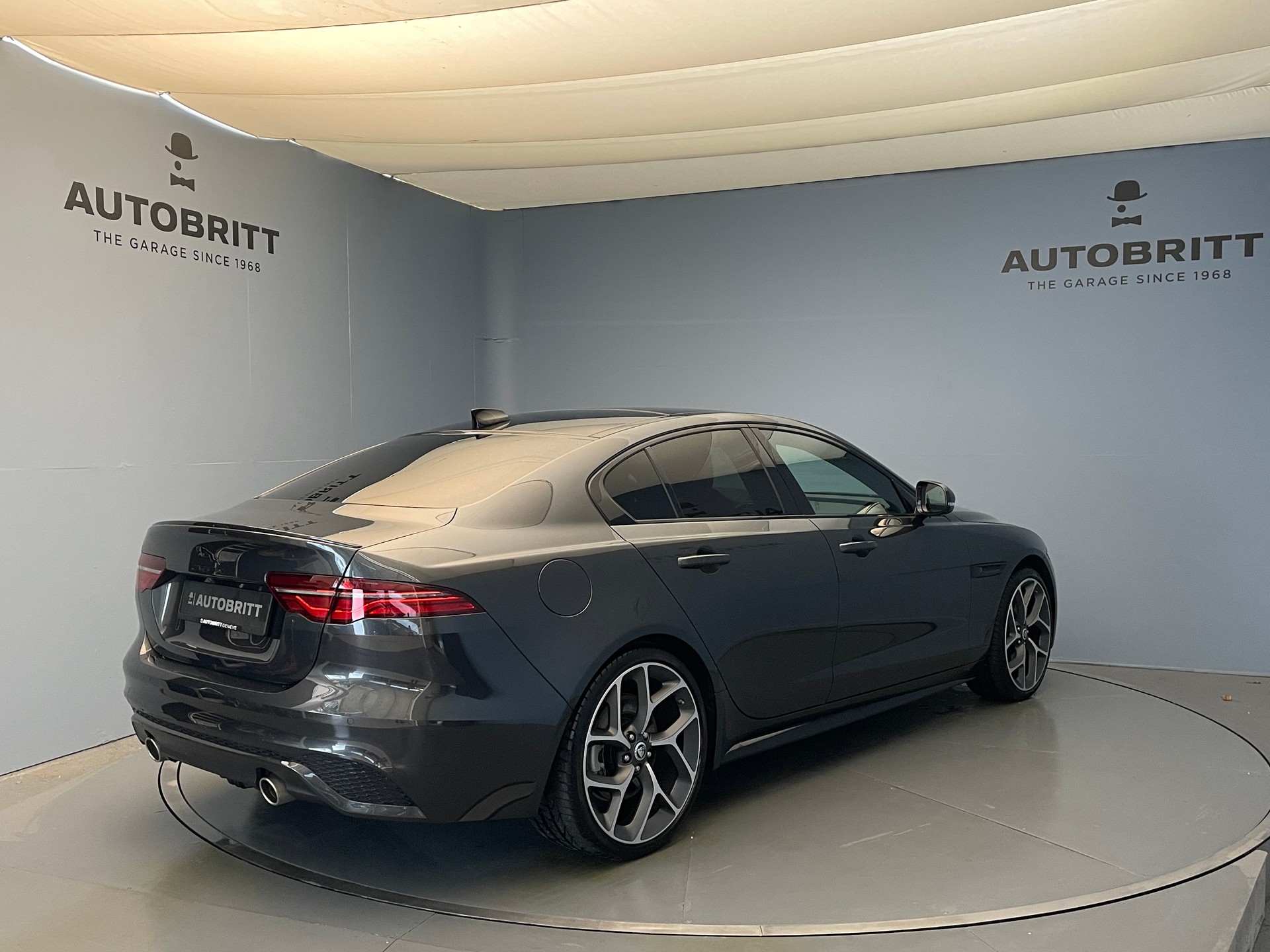 JAGUAR XE 2.0 T 300 Sport AWD-showroom-element-3