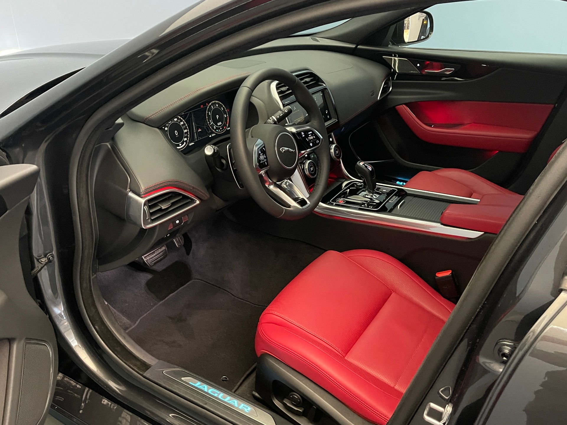 JAGUAR XE 2.0 T 300 Sport AWD-image-6
