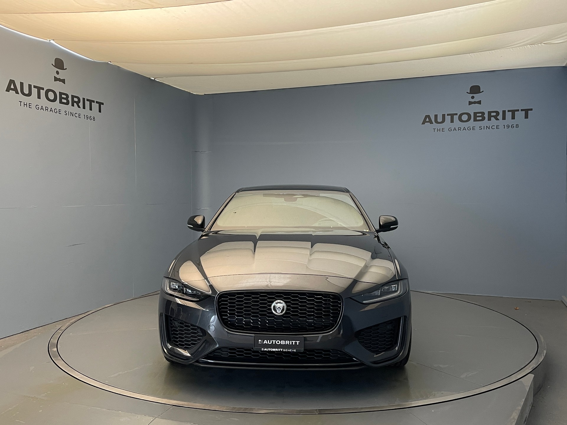 JAGUAR XE 2.0 T 300 Sport AWD-showroom-element-1