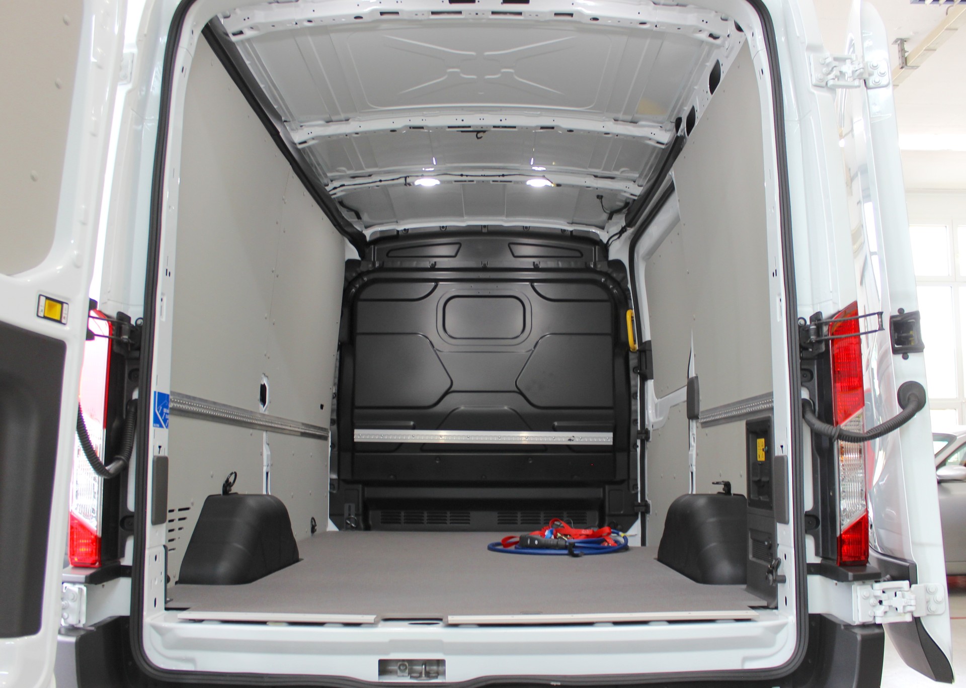 FORD E-Transit Van 350 L2 H2 Trend RWD 68kWh 💥 TOP Ausstattung 💥 Lieferung möglich-image-7