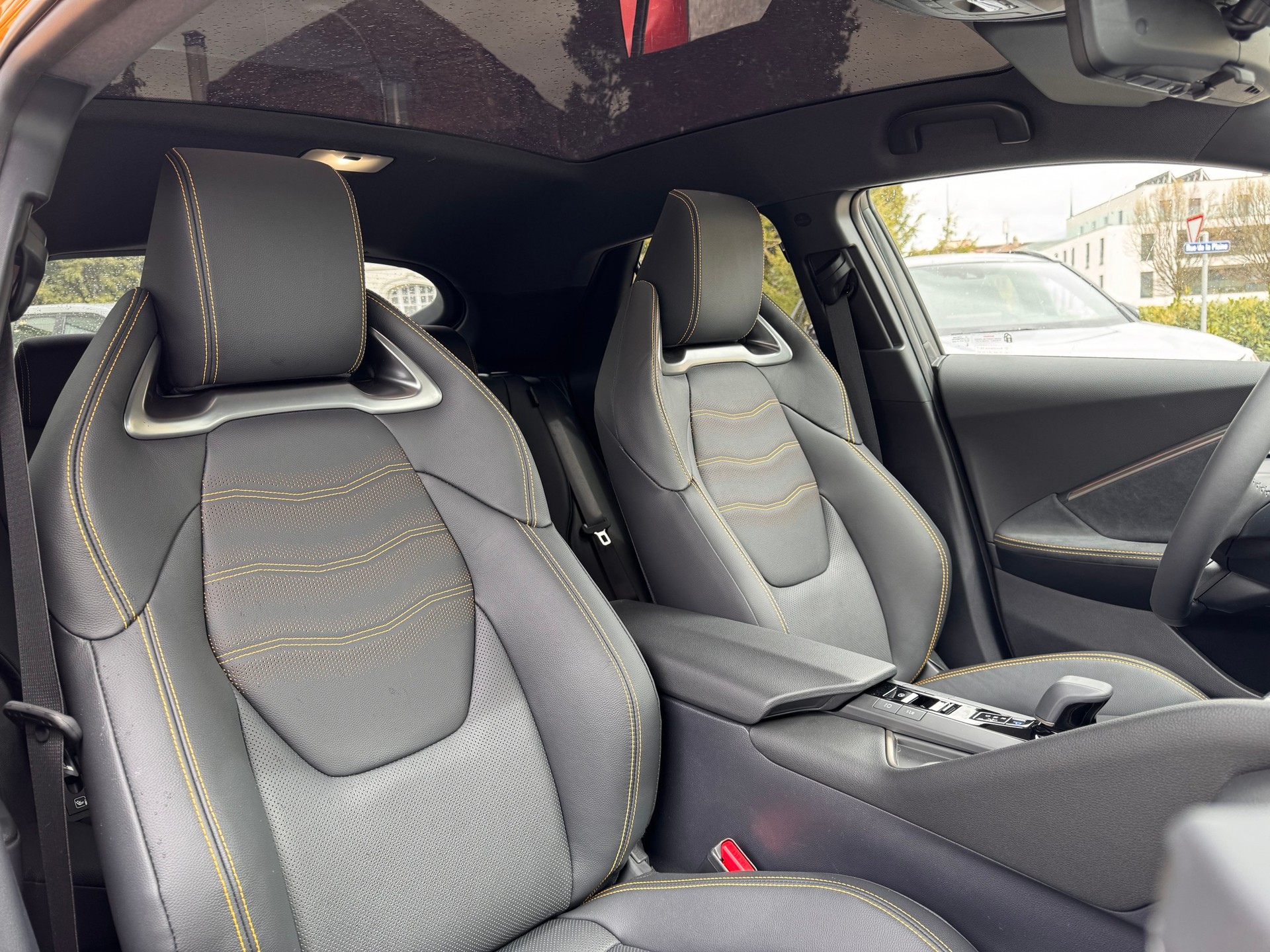 TOYOTA C-HR 2.0 HSD CVT Style Premiere 4WD-showroom-element-1