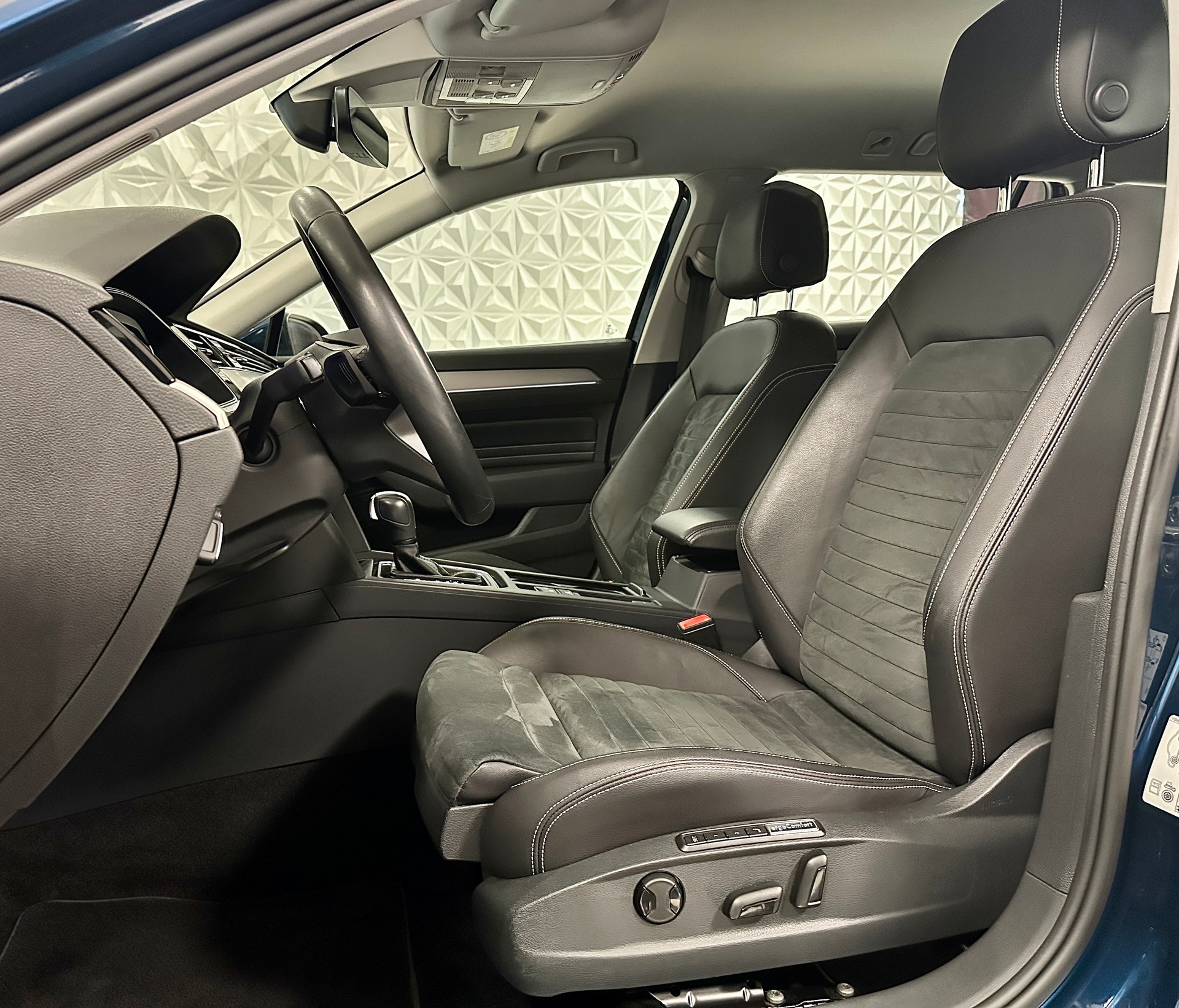 VW Passat 2.0 TDI BMT **200PS** Elegance 4Motion DSG-image-11