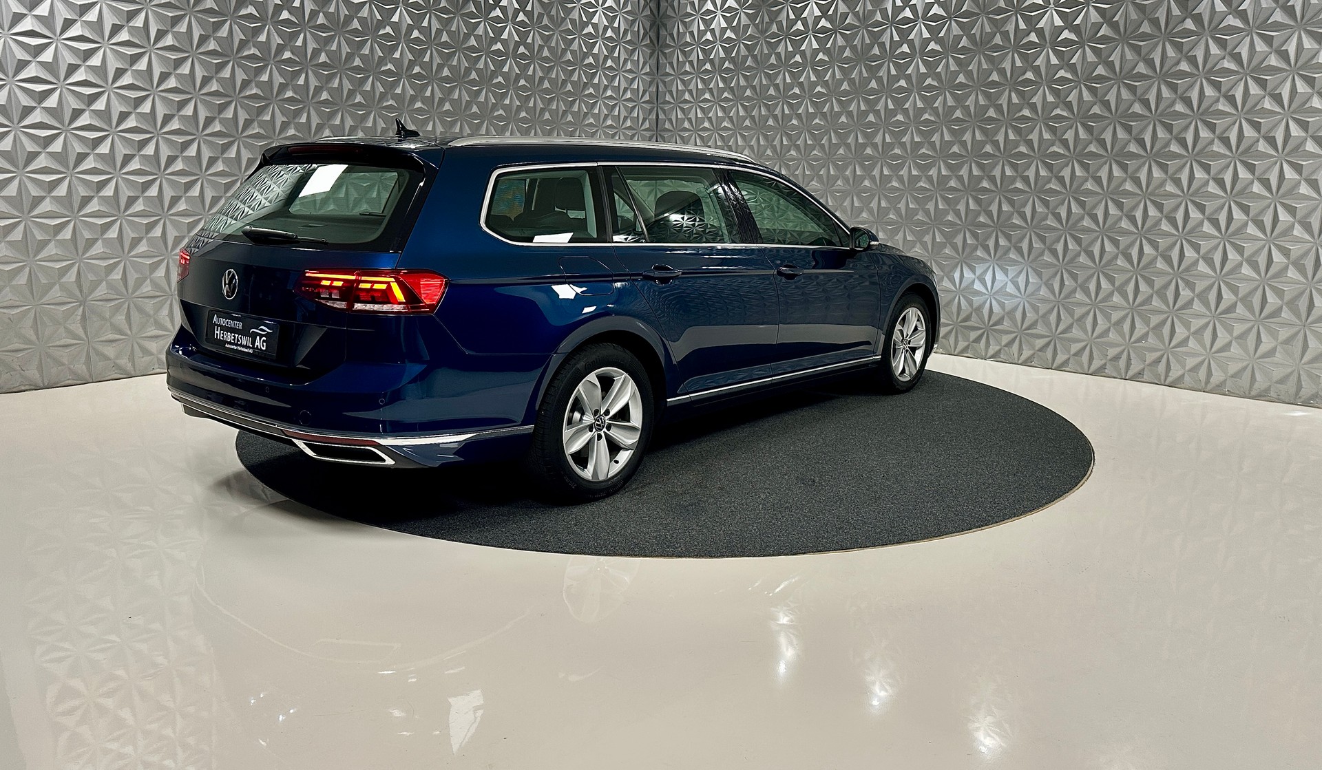 VW Passat 2.0 TDI BMT **200PS** Elegance 4Motion DSG-image-4