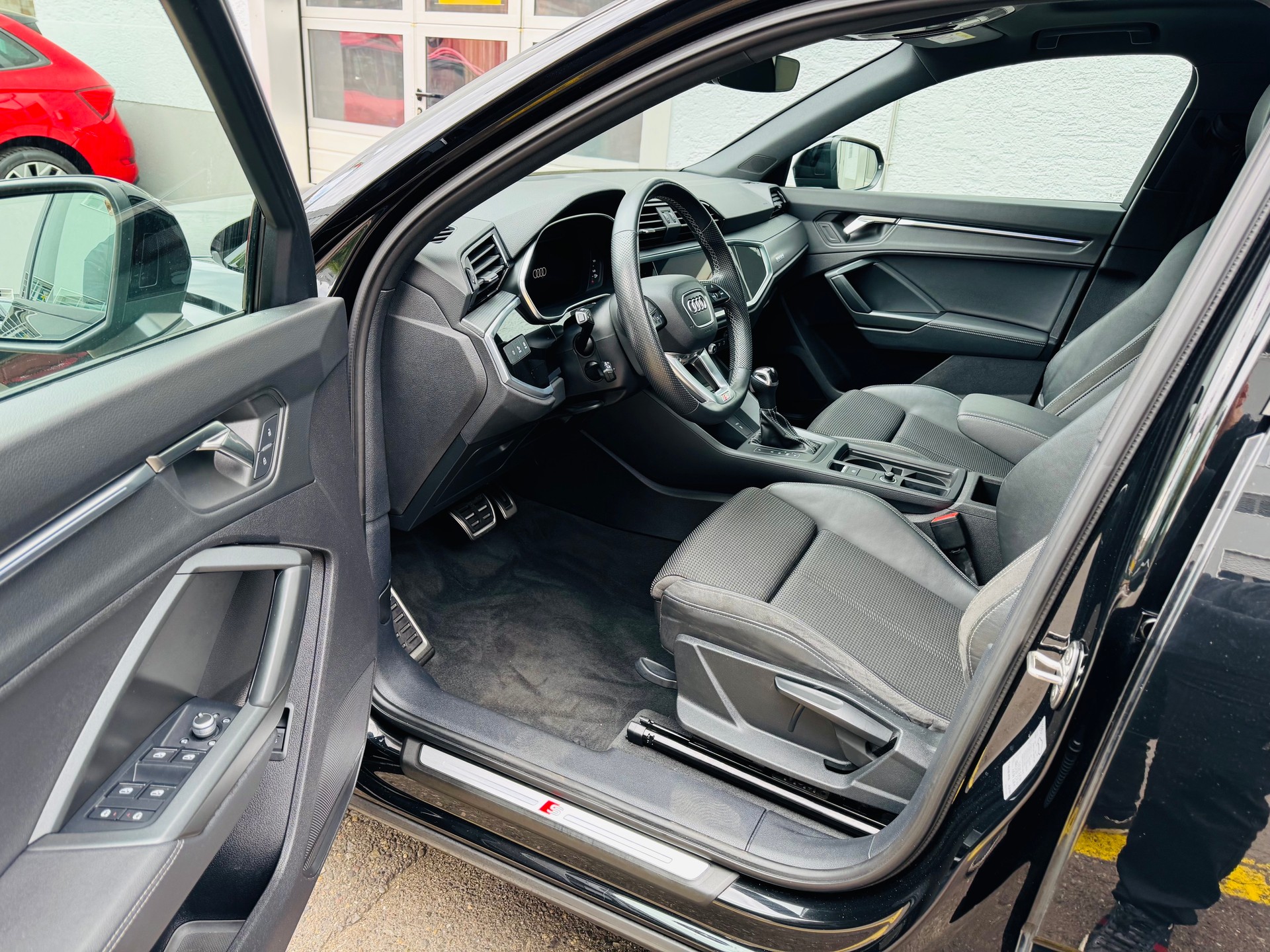 AUDI Q3 Sportback 40 TDI S line quattro S-tronic-image-7