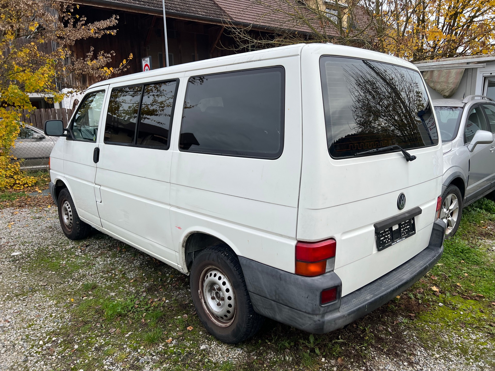 VW T4 2.0i 9 Plätze- frisch ab Mfk-showroom-element-3