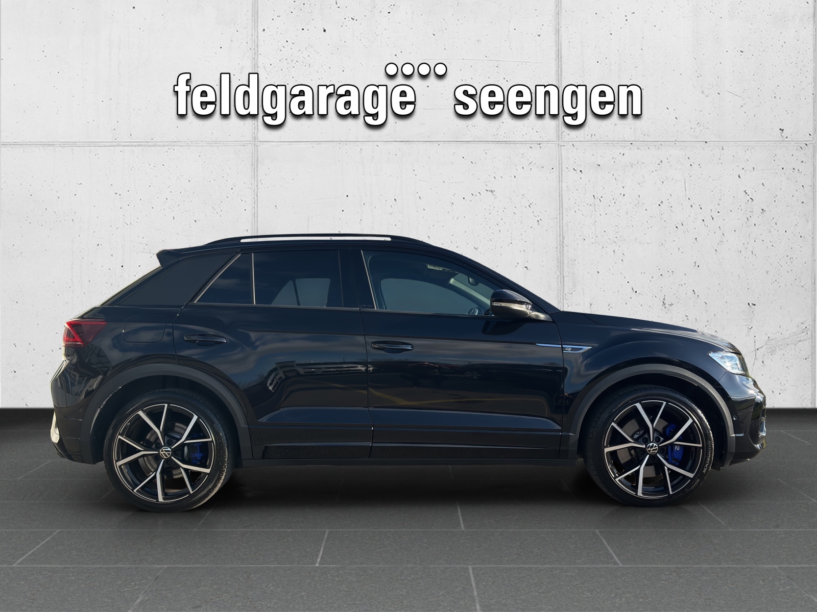 VW New T-Roc 2.0 TSI R DSG 4Motion mit Akrapovic & Winterräder-showroom-element-3
