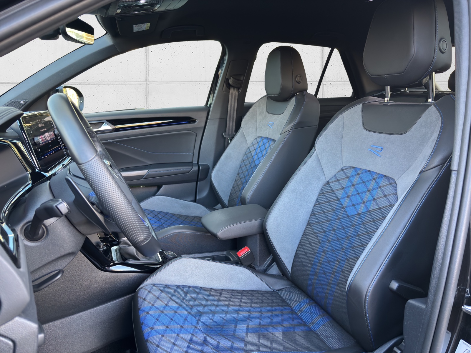 VW New T-Roc 2.0 TSI R DSG 4Motion mit Akrapovic & Winterräder-image-27