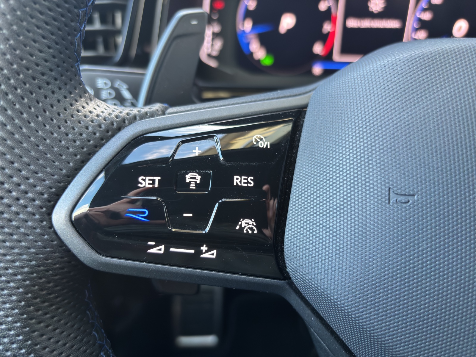 VW New T-Roc 2.0 TSI R DSG 4Motion mit Akrapovic & Winterräder-image-13