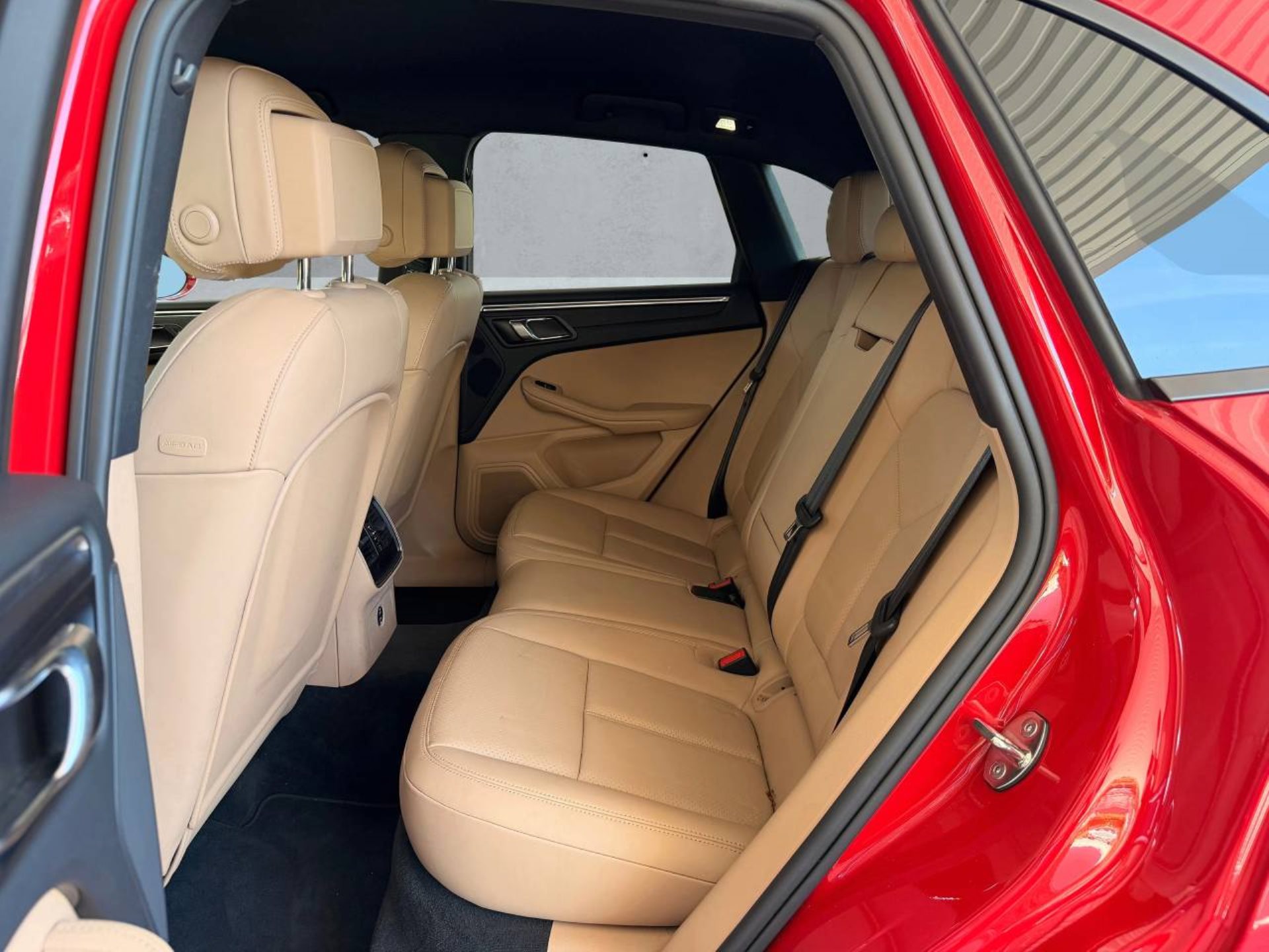 PORSCHE Macan-image-16