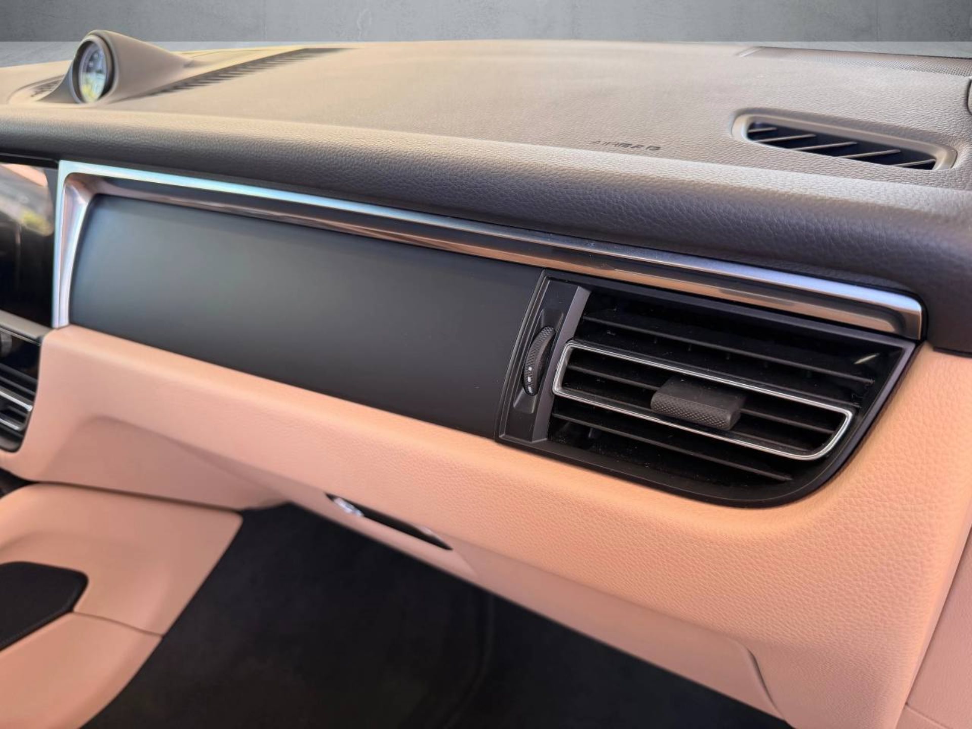 PORSCHE Macan-image-27