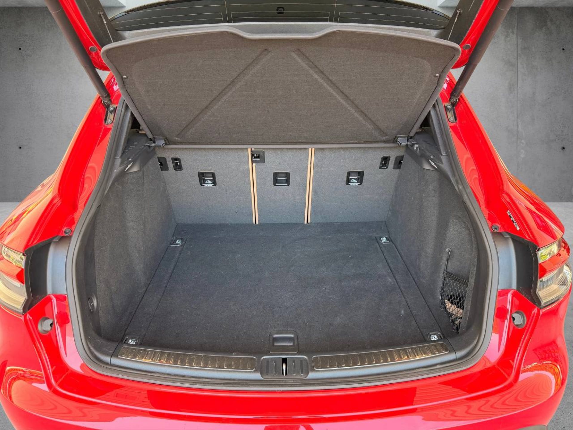 PORSCHE Macan-image-23