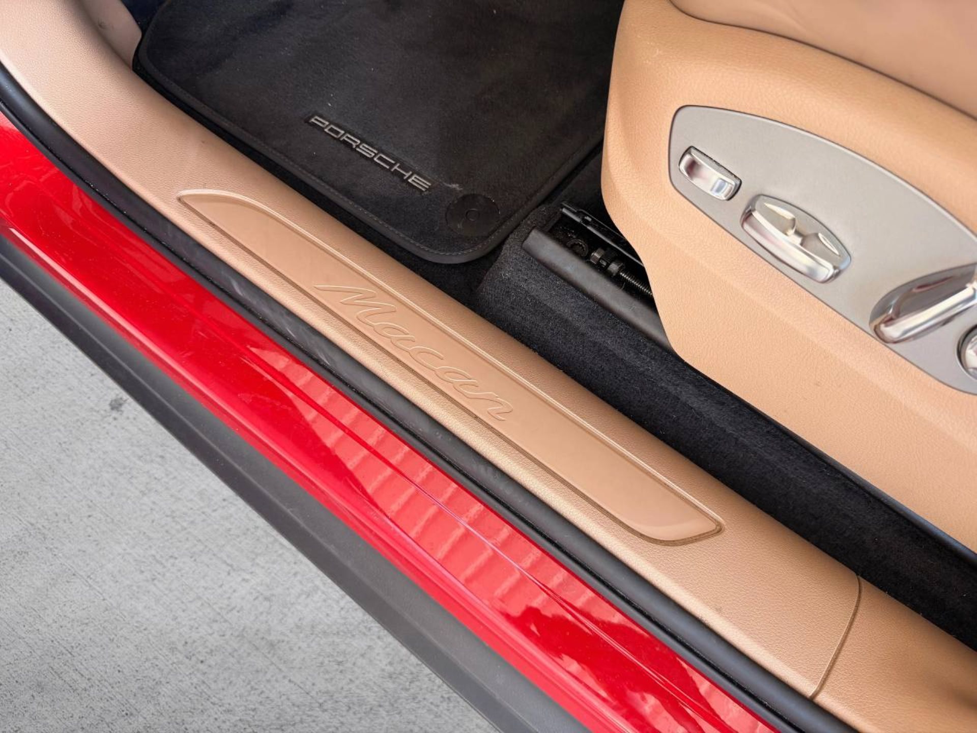 PORSCHE Macan-image-25
