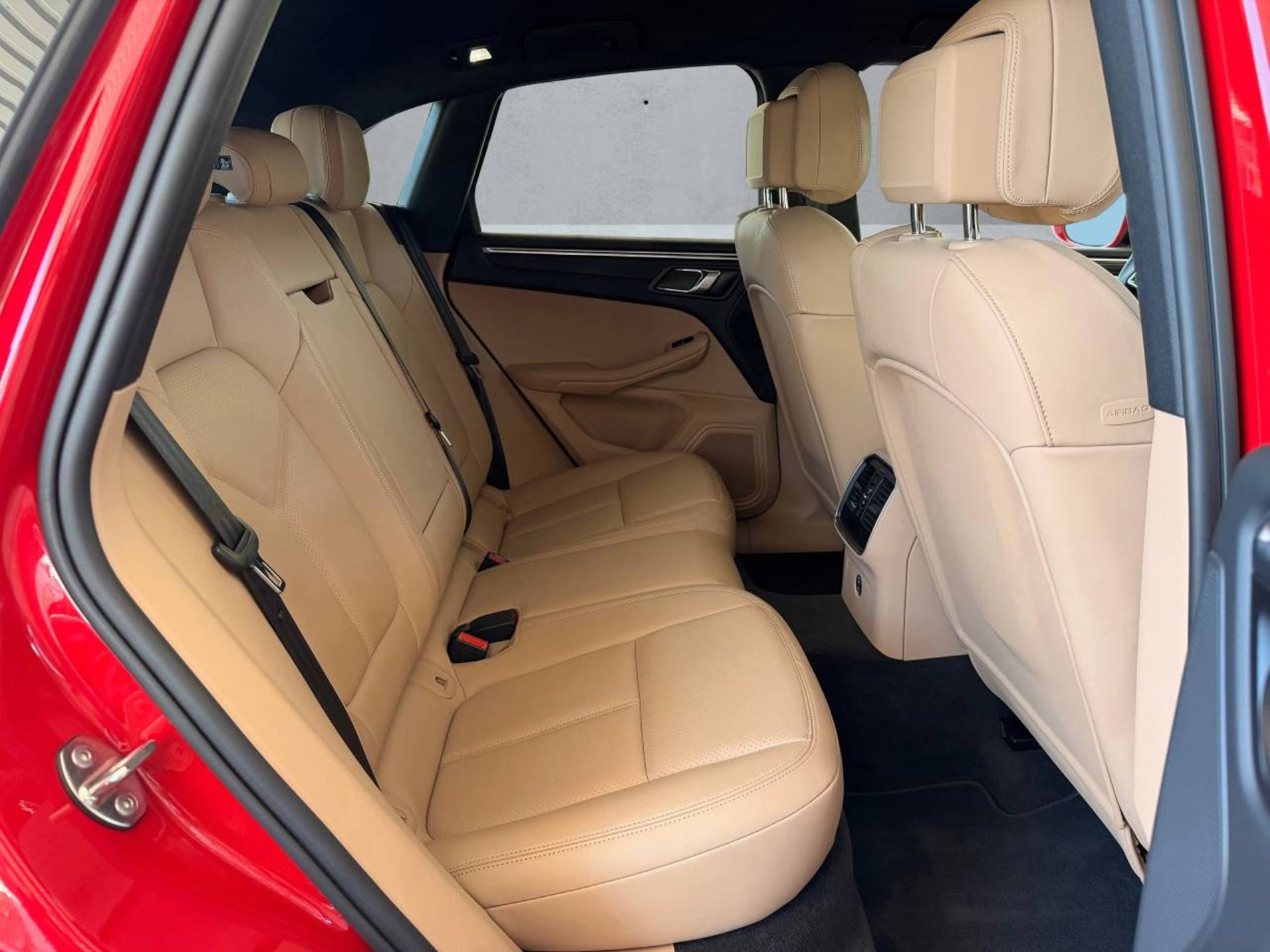 PORSCHE Macan-image-17