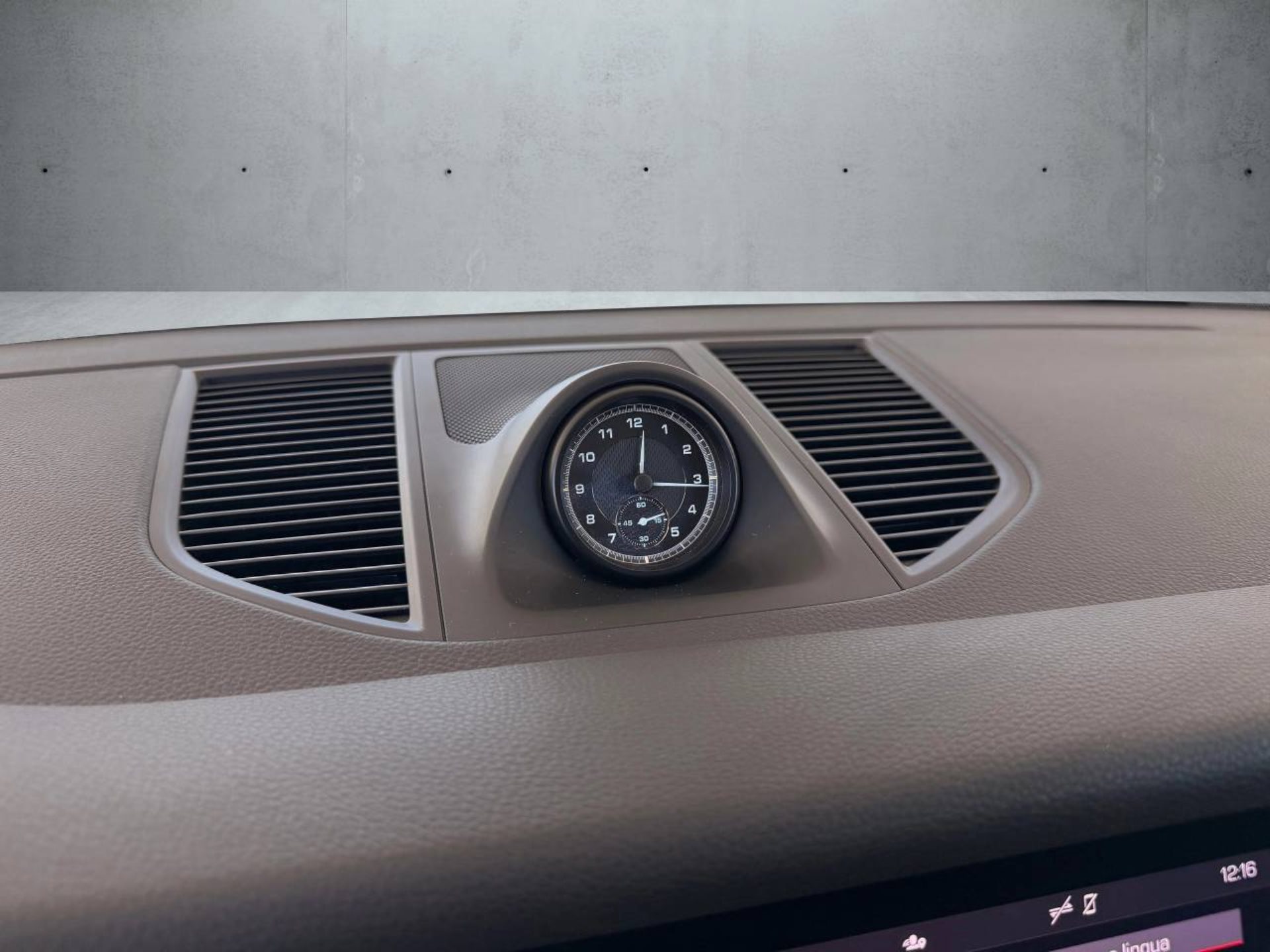 PORSCHE Macan-image-24