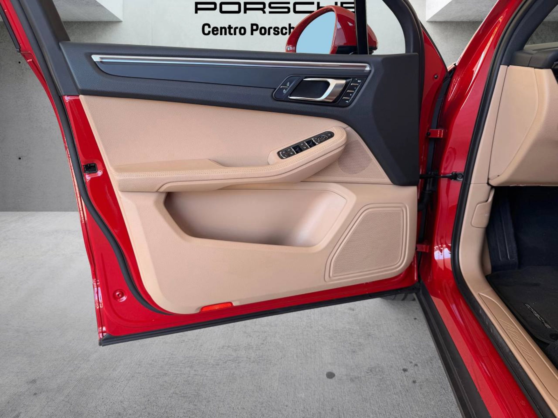 PORSCHE Macan-image-22