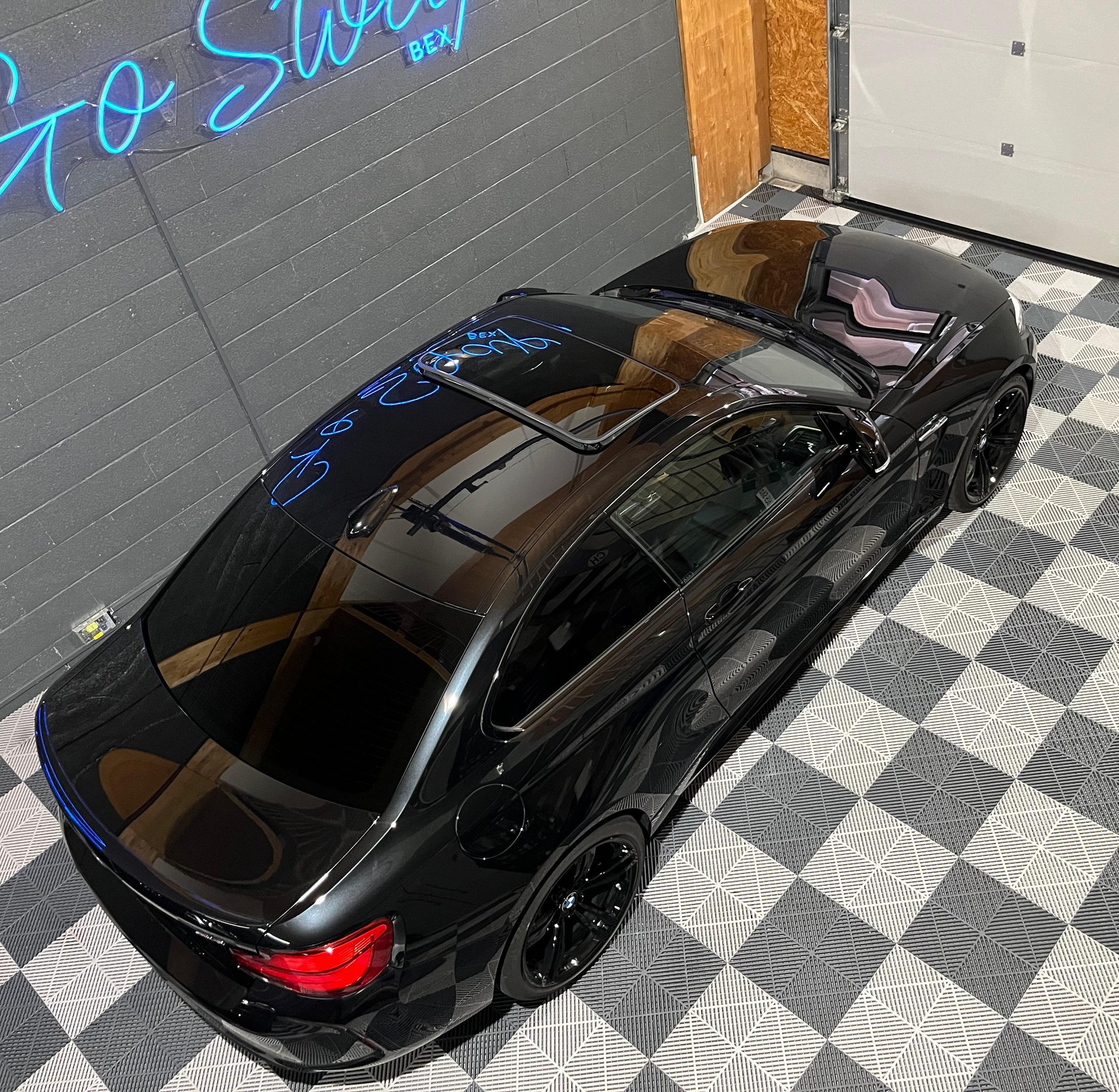BMW M2 Drivelogic-showroom-element-2