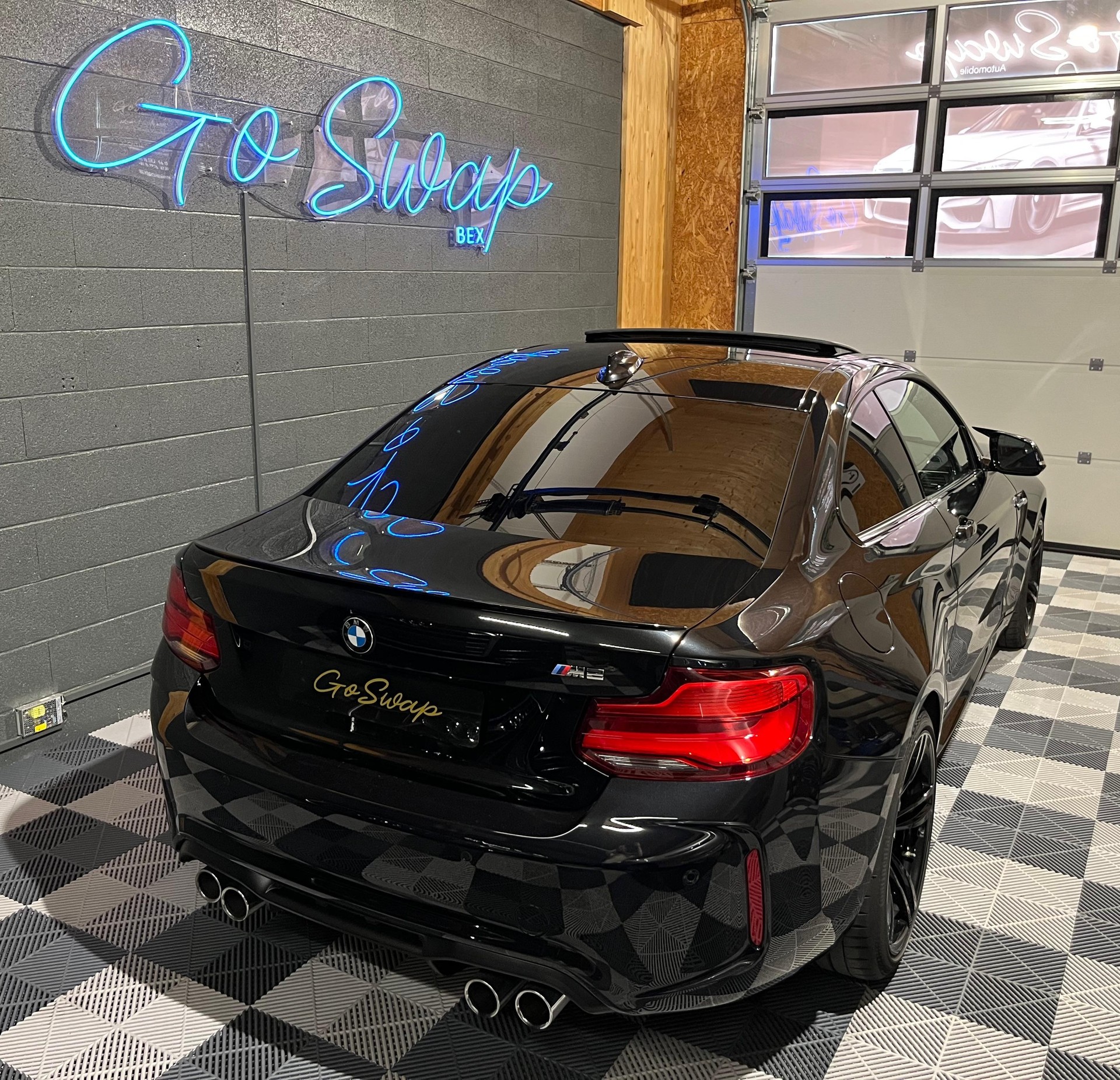 BMW M2 Drivelogic-showroom-element-3